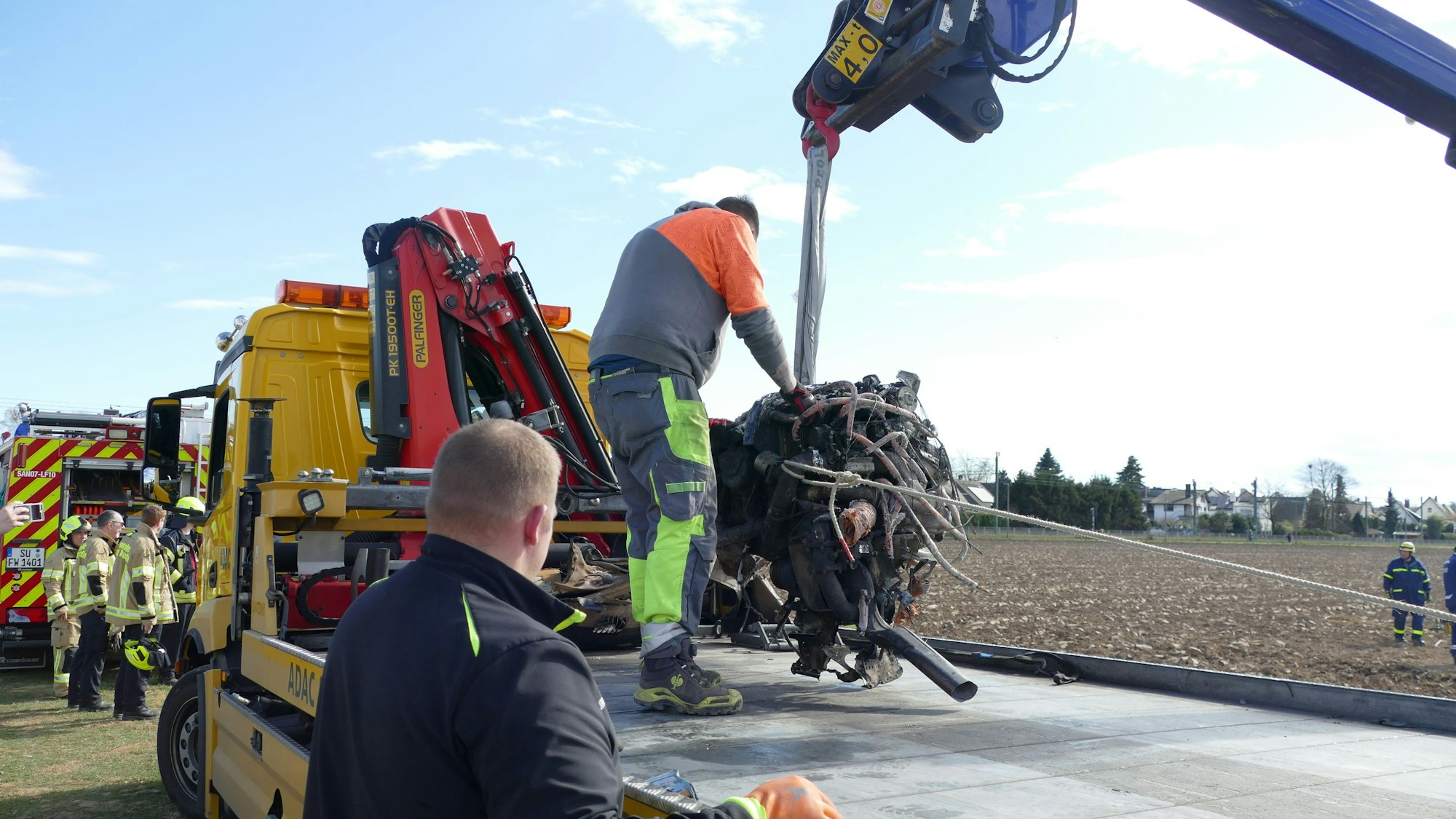 Ein Kran des Technischen Hilfswerks lädt den schweren Motorblock auf einen Abschleppwagen.