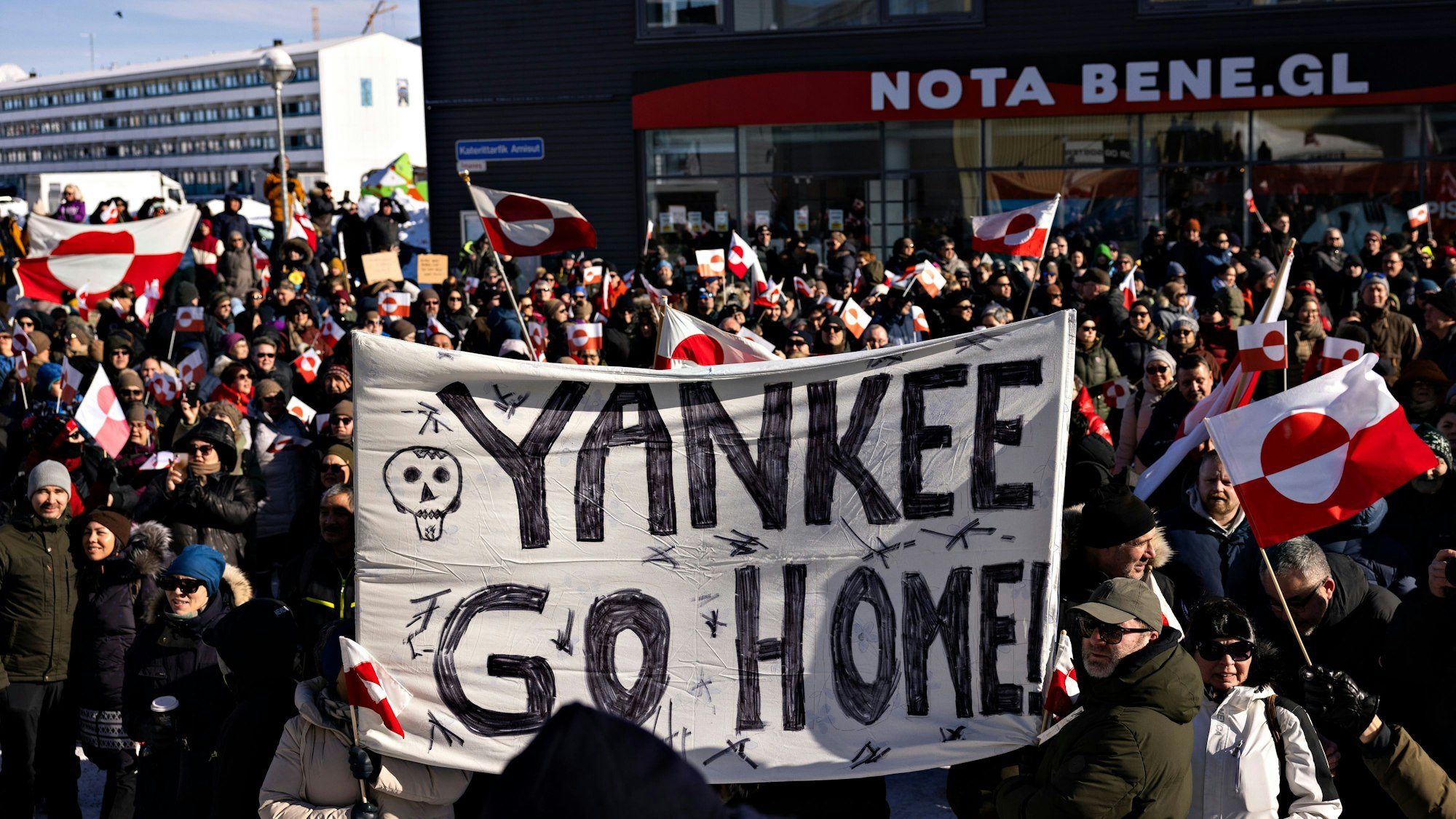 Auf dem Bild zu sehen sind Menschen, die nach der Wahl in Grönland an einem Marsch teilnehmen, der vor dem US-Konsulat unter dem Motto «Grönland gehört dem grönländischen Volk» endet. Auf einem Transparent steht geschrieben «Yankee go home!». Foto: Christian Klindt Soelbeck/Ritzau Scanpix Foto/AP/dpa