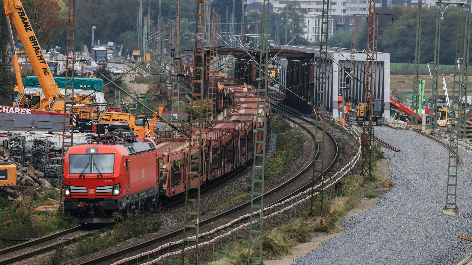 Ein Güterzug passiert eine Baustelle mit einem Schotterbett für neue Gleise. Die Strecke Emmerich-Oberhausen ist eine wichtige Verbindung für den Güterverkehr vom großen Überseehafen Rotterdam bis nach Genua. Sie wird für den europäischen Güterverkehr ausgebaut.
