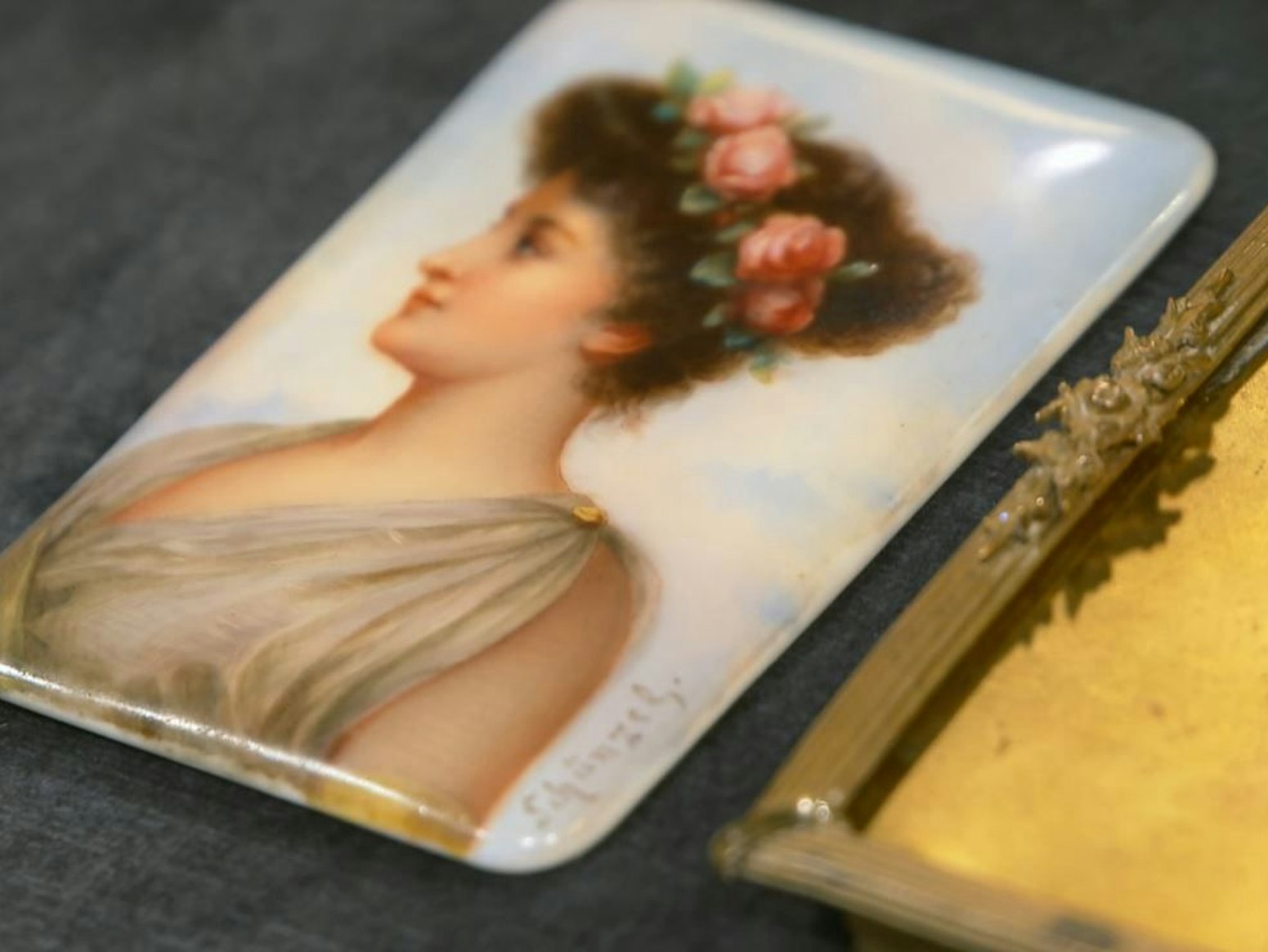 Die feine Porzellanplakette hatte das Ehepaar in einem Sozialkaufhaus in Siegburg gefunden.