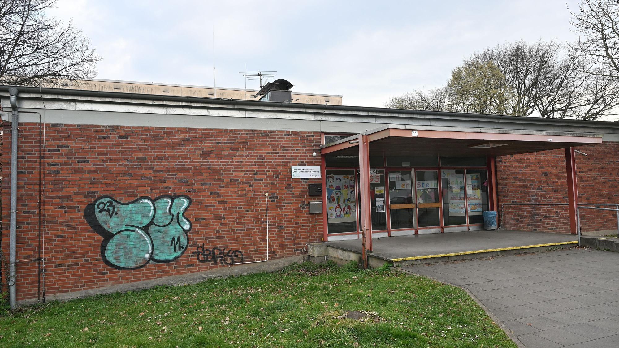 Man sieht den Eingang des einstöckigen Schulgebäudes.