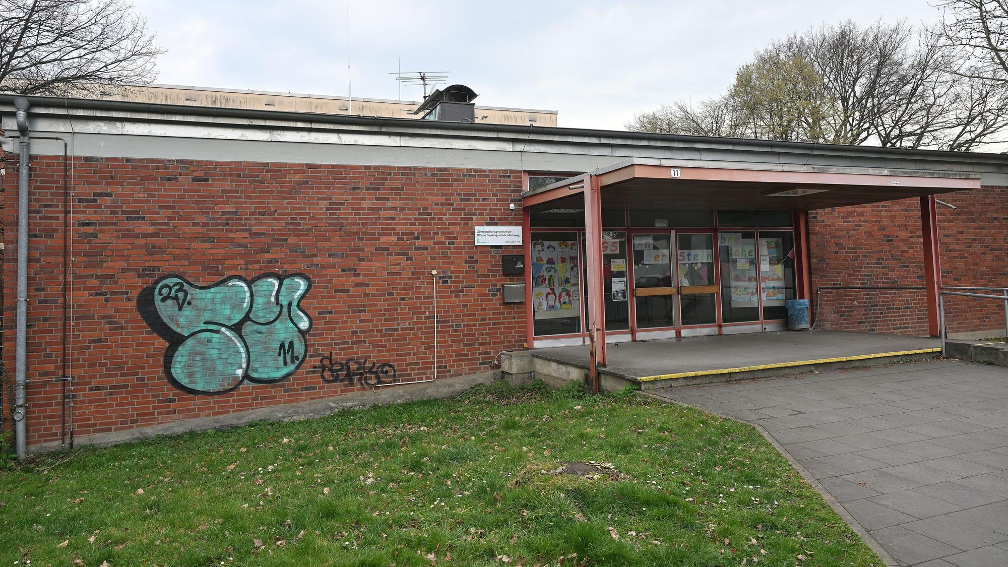 Zu sehen ist der Eingang der einstöckigen Schule.