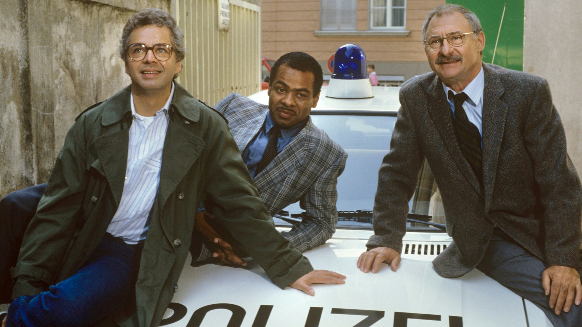 Die Schauspieler Michael Ande (l-r) als Gerd Heymann, Charles M. Huber als Henry Johnson und Rolf Schimpf als Hauptkommissar Leo Kress in der ZDF-Serie „Der Alte“.