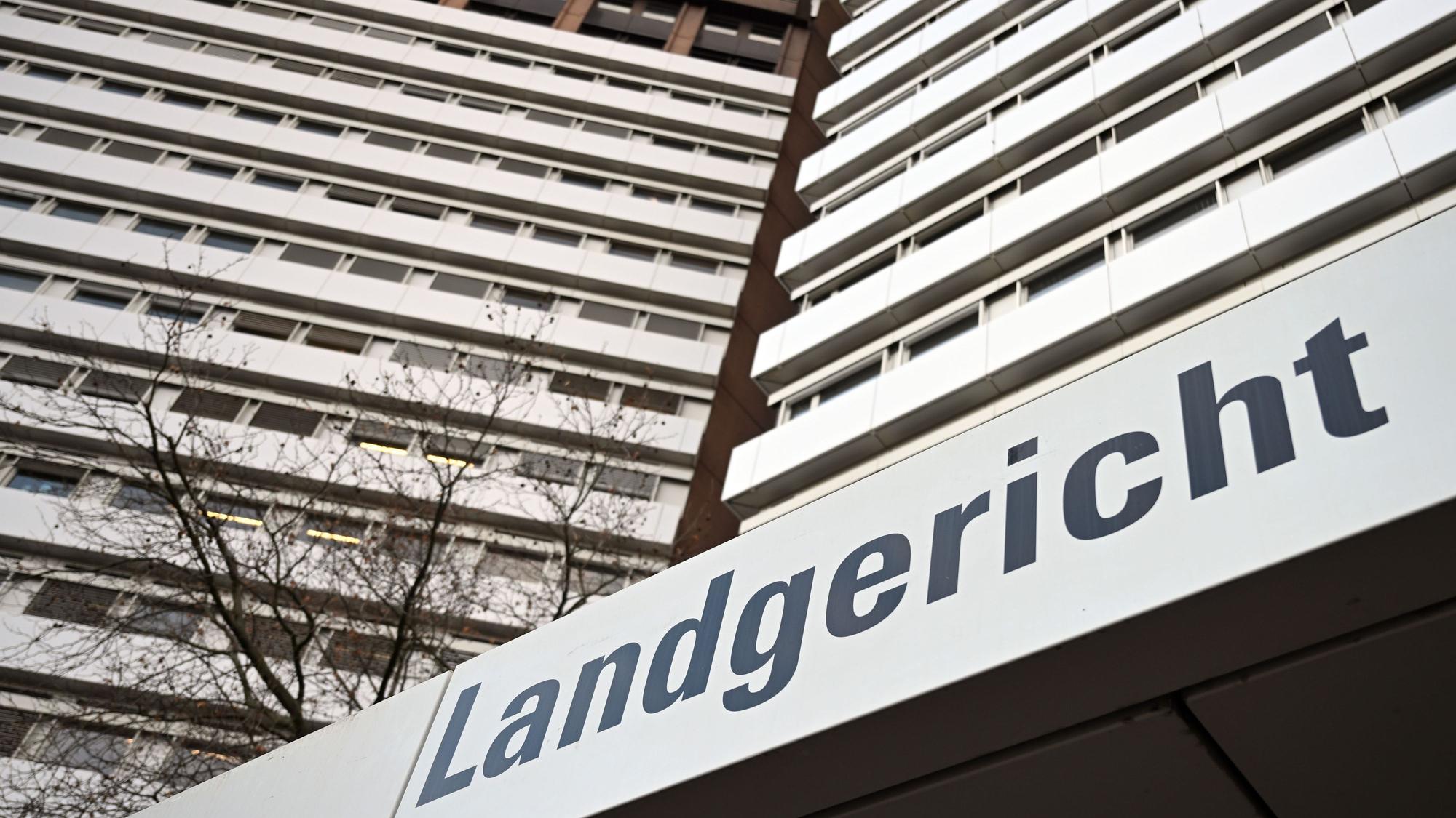 Ein Schild weist auf das Landgericht Köln hin.