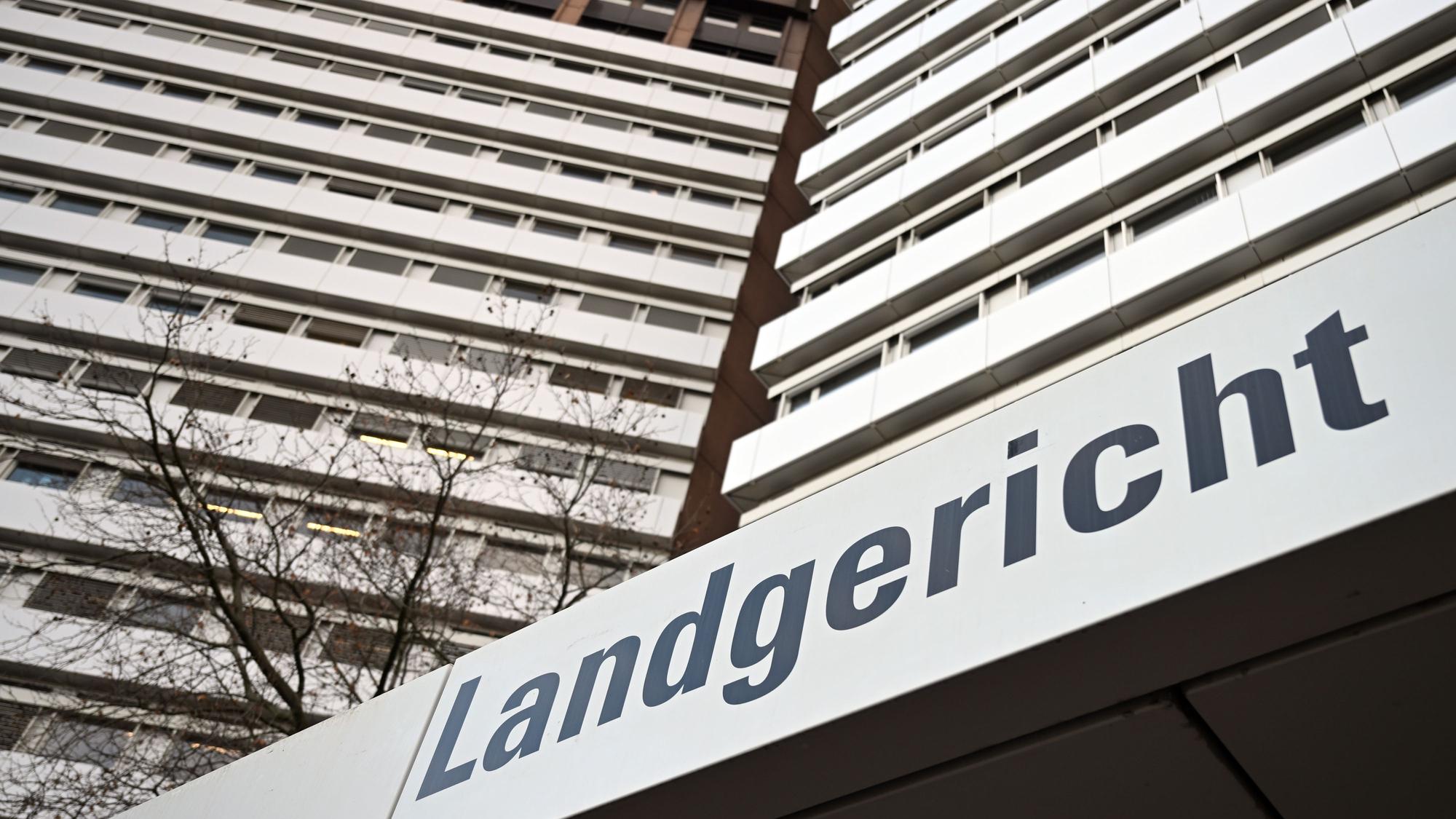 Der Täter ist ein 23 Jahre alter Mann, dem versuchte schwere räuberische Erpressung zur Last gelegt wird.