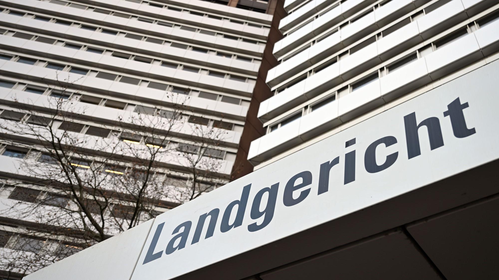 Ein Schild weist auf das Landgericht Köln hin.