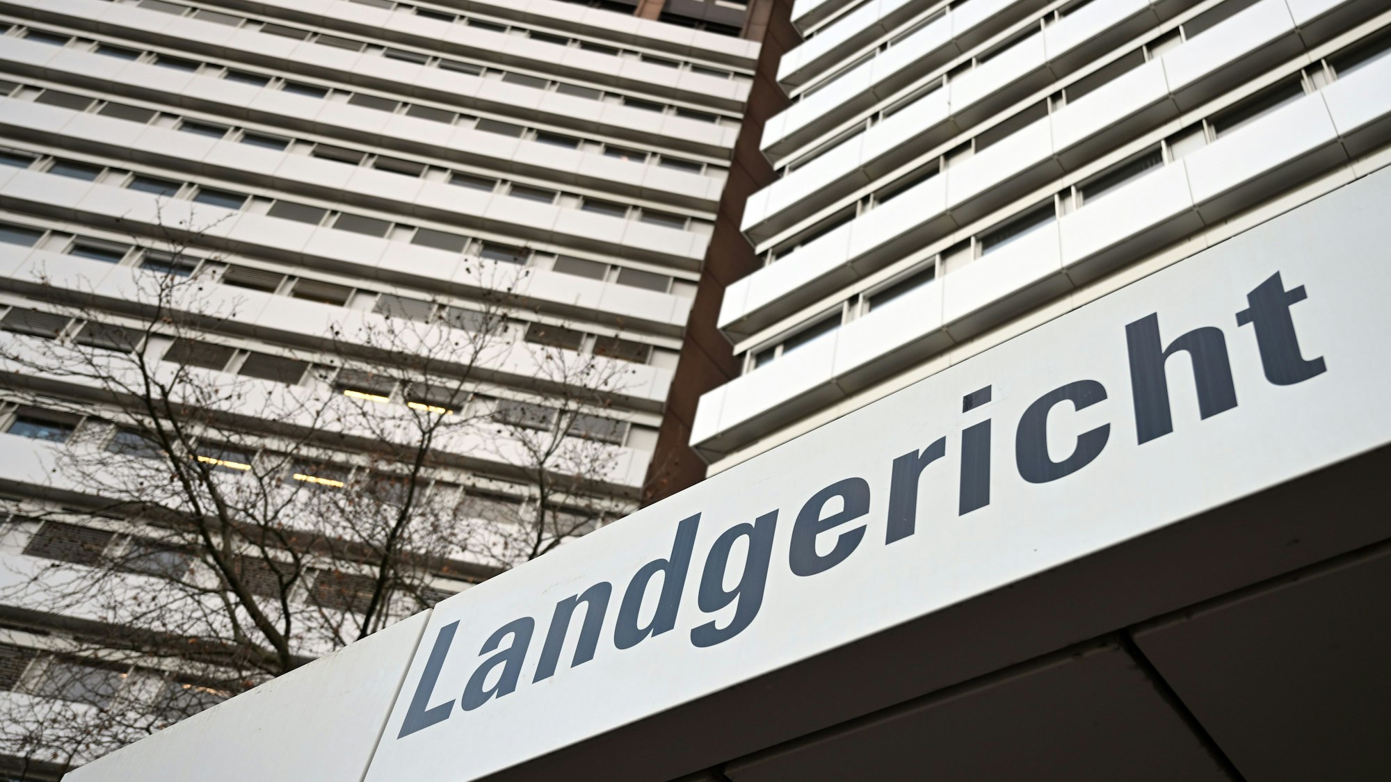 Ein Schild weist auf das Landgericht Köln hin.