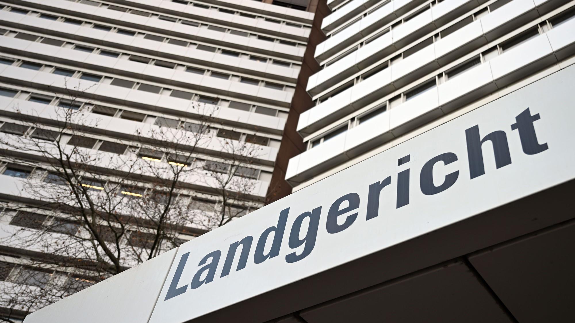 Ein Schild weist auf das Landgericht Köln hin.