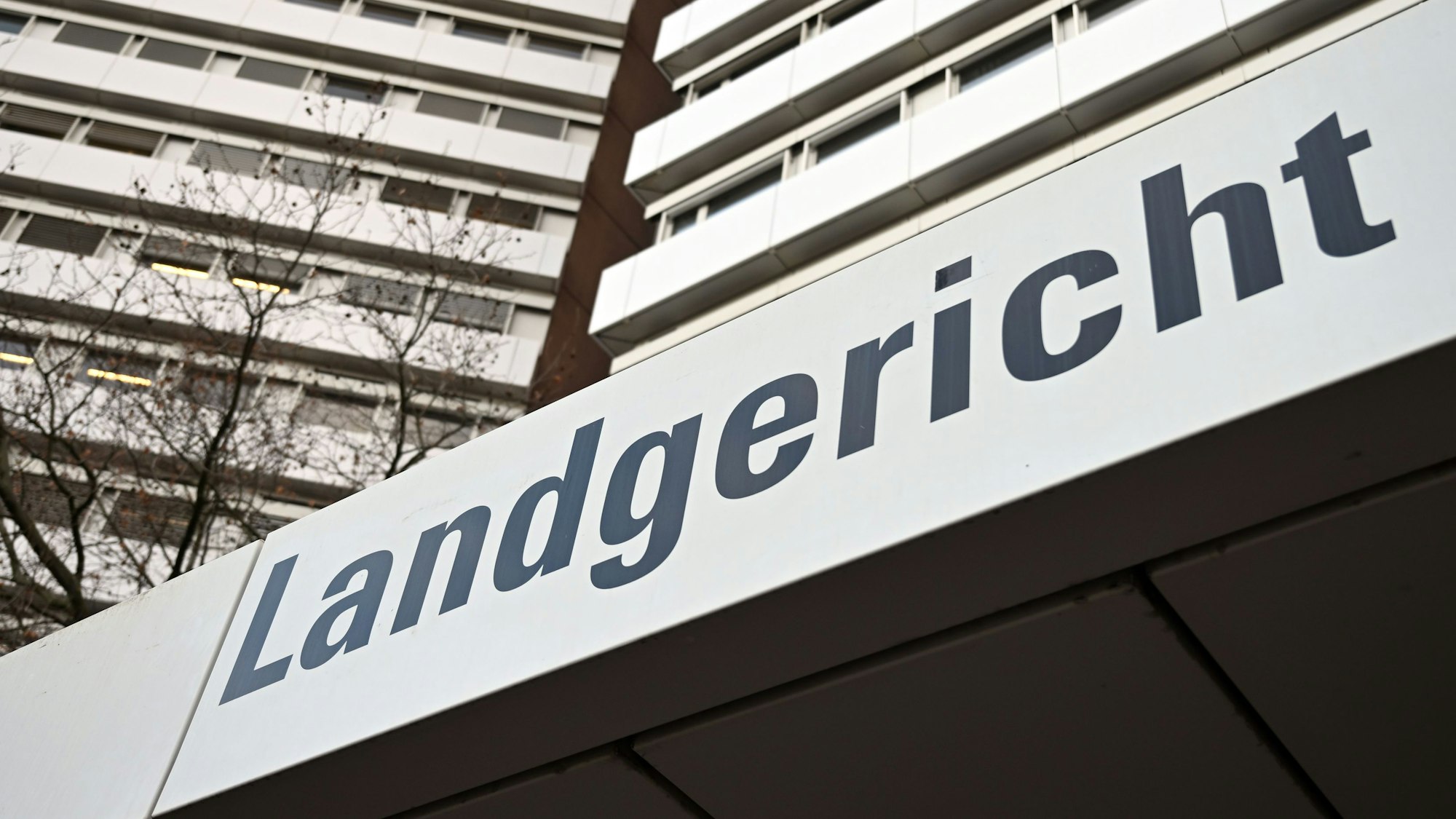 Ein Schriftzug am Vordach weist auf das Landgericht Köln hin.