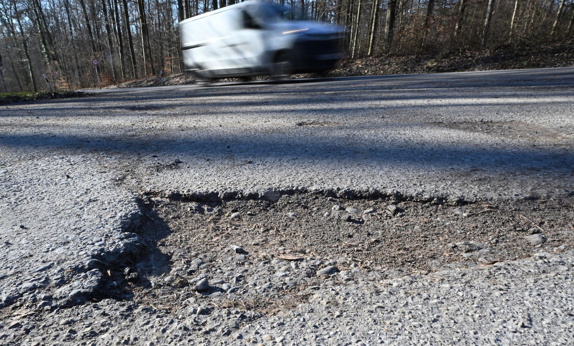 Dass Geld für die Infrastruktur fehlt, kann man vielen Straßen in den Kommunen an den Schlaglöchern ansehen.