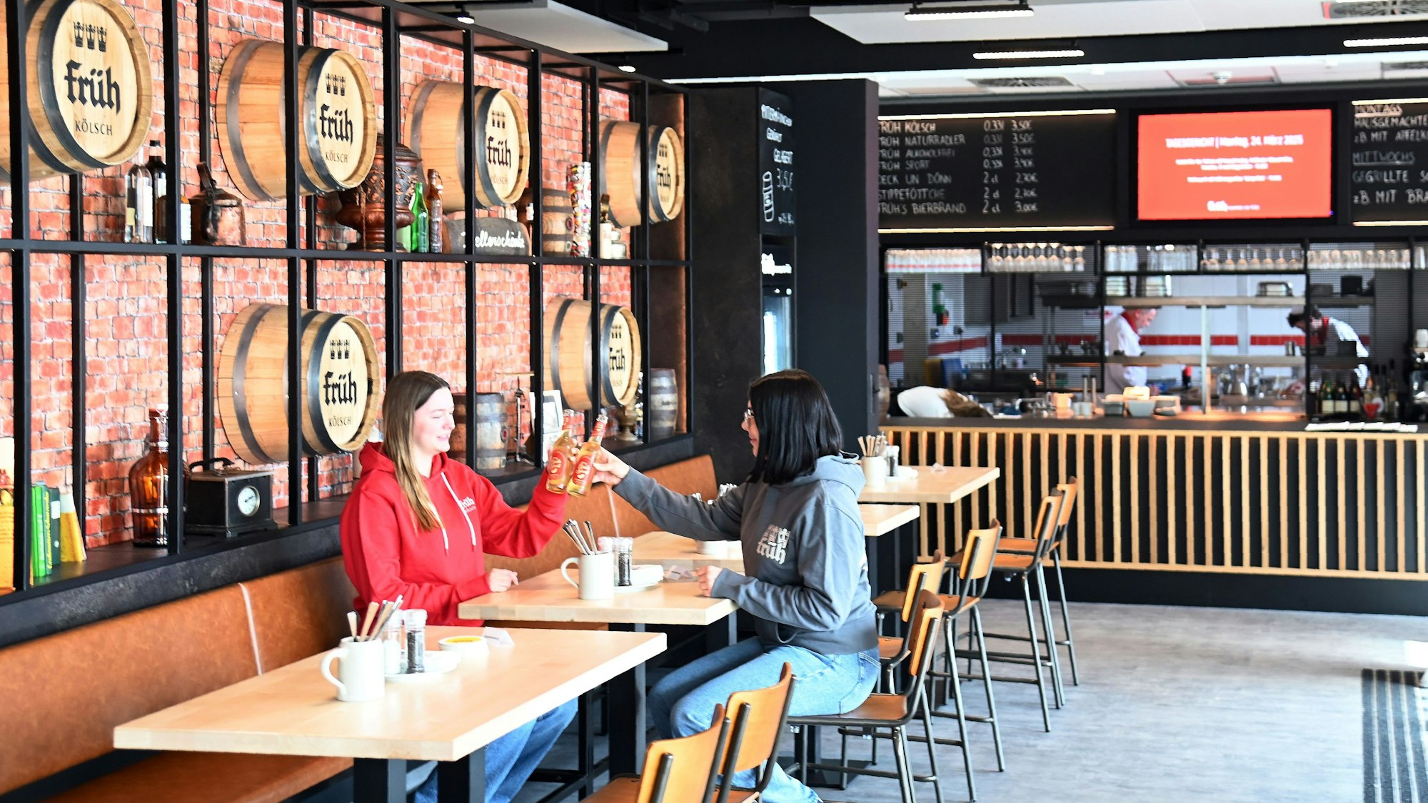 Das Bild zeigt zwei Gäste im „Himmel op Ääd“.