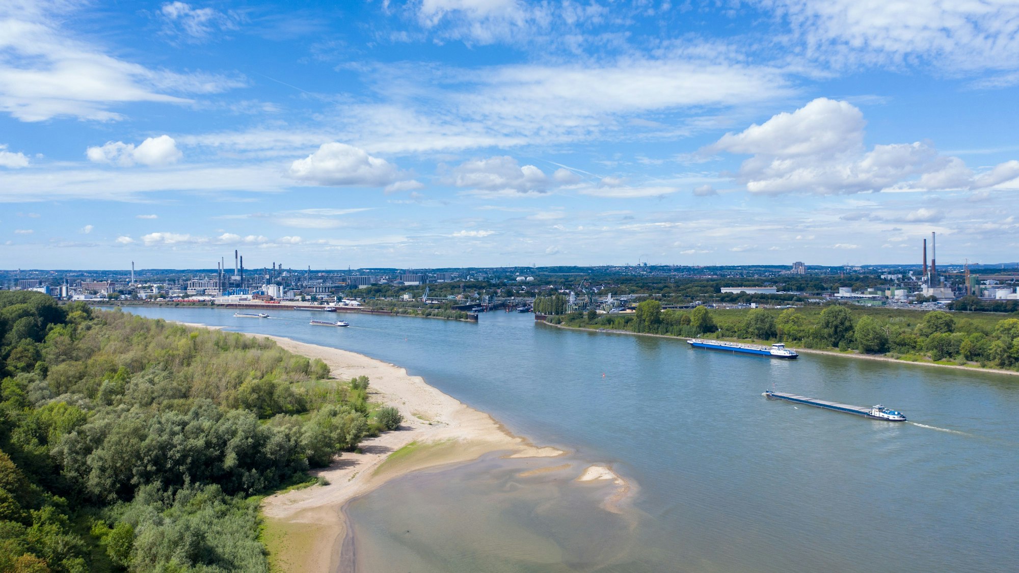 Blick über den Rhein auf die Sürther Aue