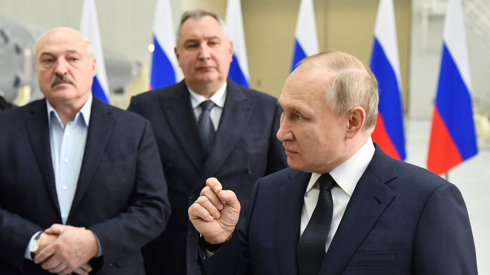 Alexander Lukaschenko, Präsident von Weißrussland (l), Dmitri Rogosin, ehemaliger Leiter der russischen Raumfahrtbehörde Roskosmos (m), und Wladimir Putin, Präsident der Russischen Föderation (r).