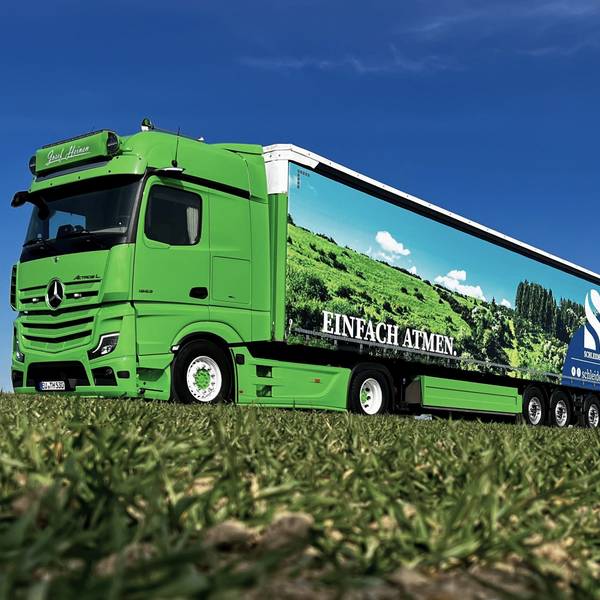 Blick auf den Lkw mit dem Foto einer Eifellandschaft und dem Schriftzug „Einfach atmen“.