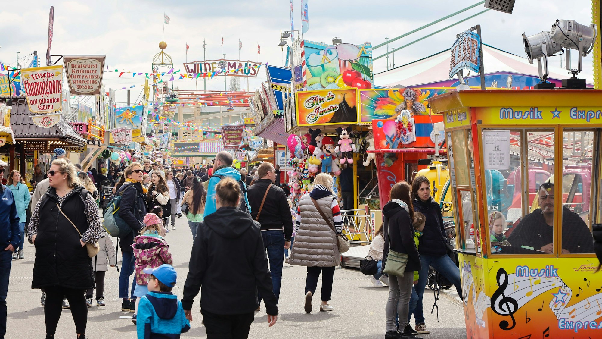 15.04.2023, Köln: Reportage auf der Osterkirmes 2023 in Köln Deutz. Foto:Dirk Borm