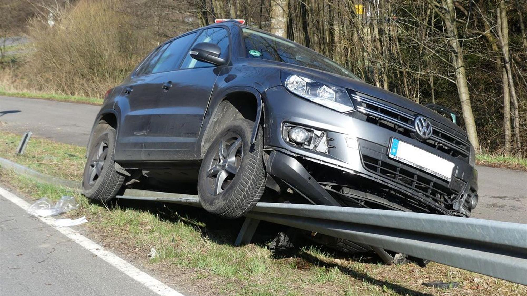 Ein Volkswagen auf einer Leitplanke.