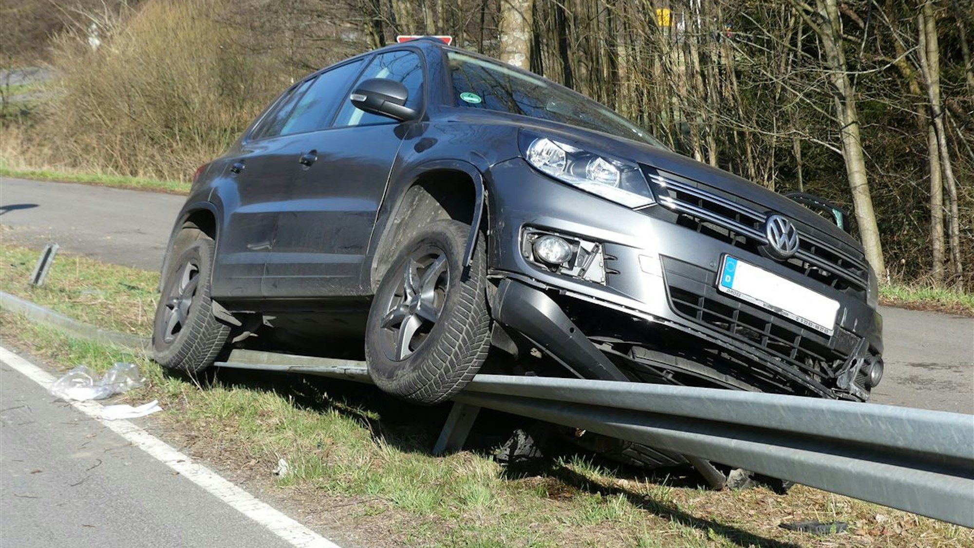 Ein Volkswagen auf einer Leitplanke.