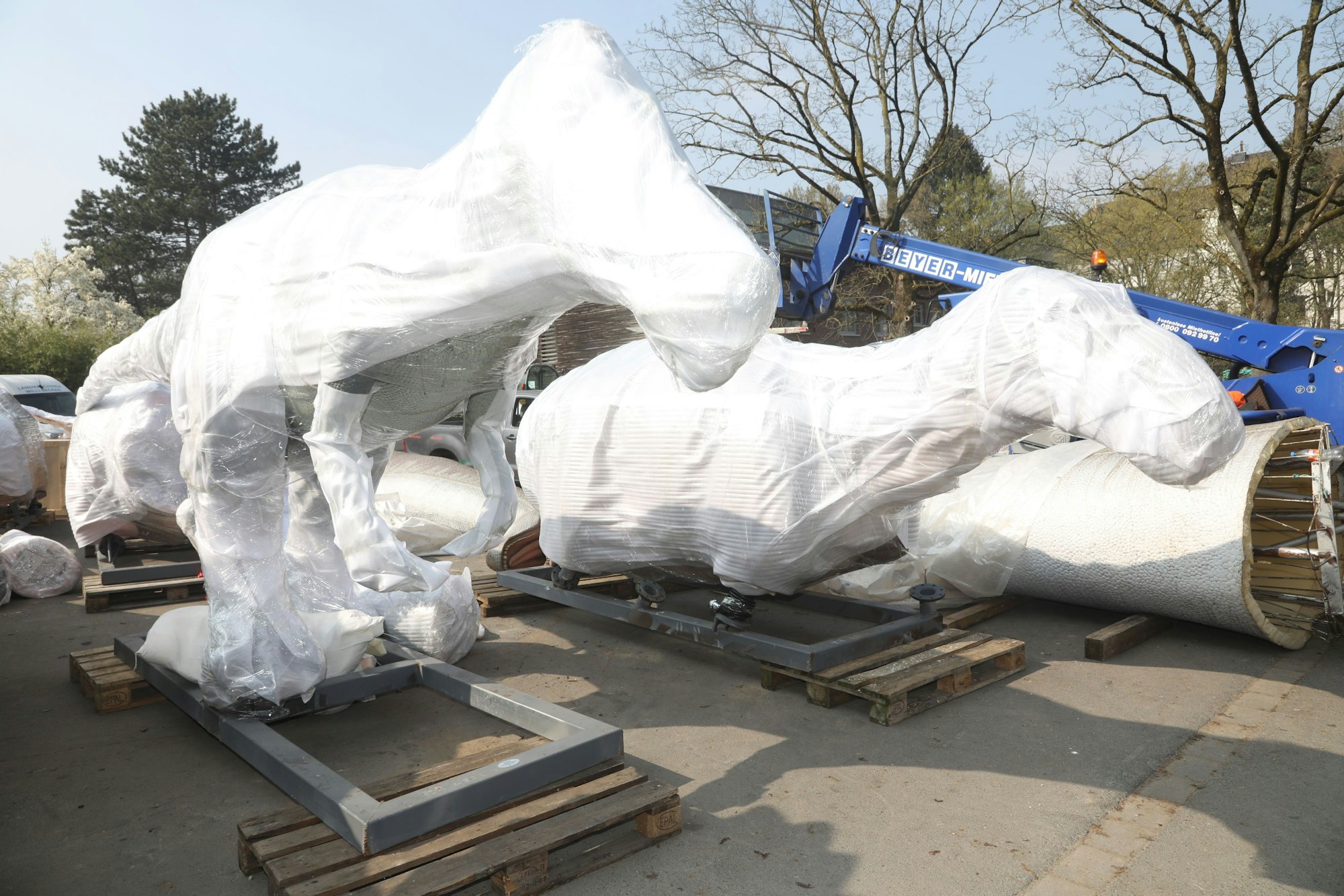 25.03.2025, Köln: Im April eröffnet der Kölner Zoo seine Dinosaurierausstellung „DinoVersum“. Foto: Arton Krasniqi