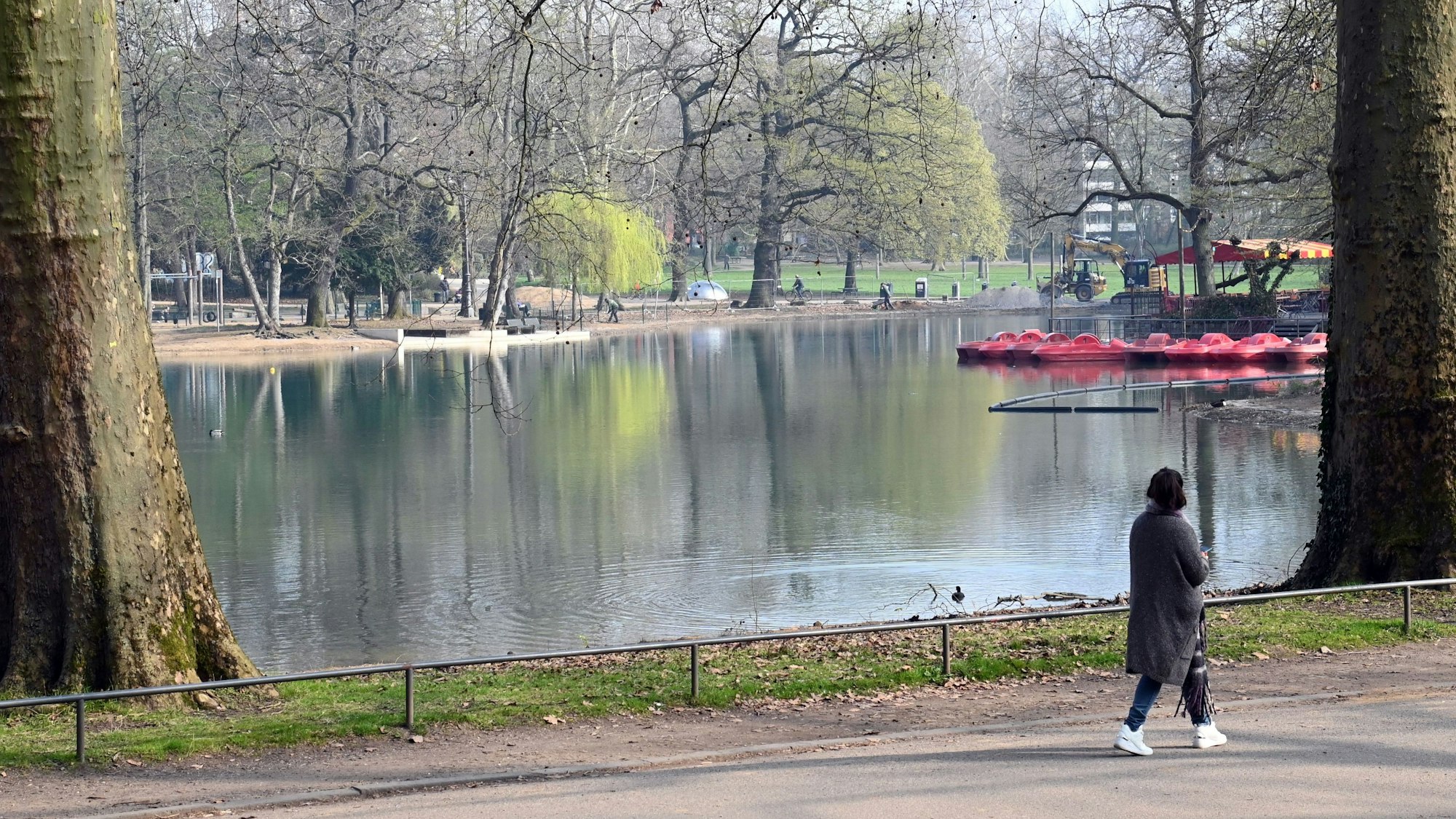 25.03.2025 Köln. Der Weiher im Volksgartenweiher ist wieder mit Wasser befüllt. Der von den Stadtentwässerungsbetrieben SteB gepflegte Weiher wurde lange Zeit umgestaltet. Ohne Termin. Foto: Alexander Schwaiger