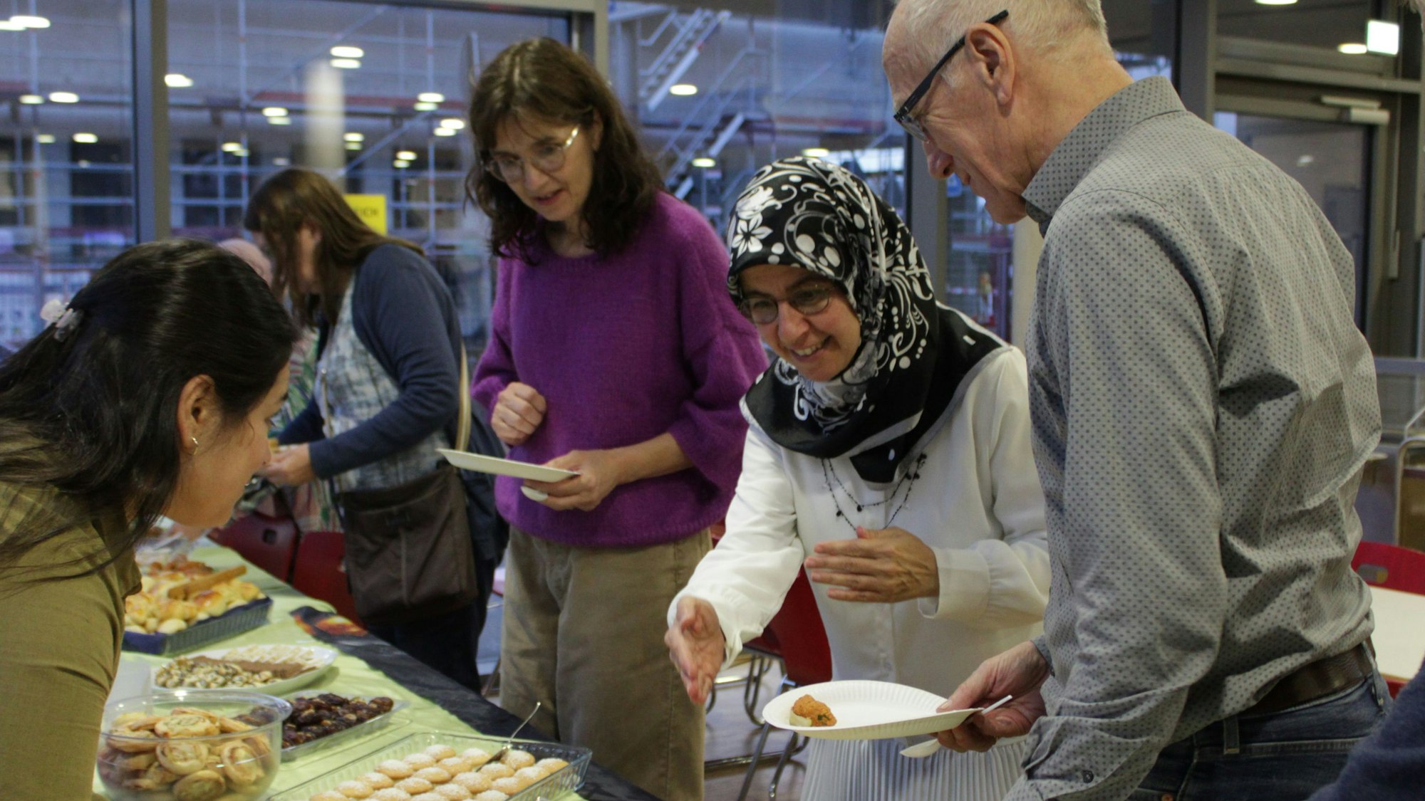 Nach der Lesung von Renas Sido genießen die Besucherinnen und Besucher gemeinsam das Fastenbrechen (Iftar).