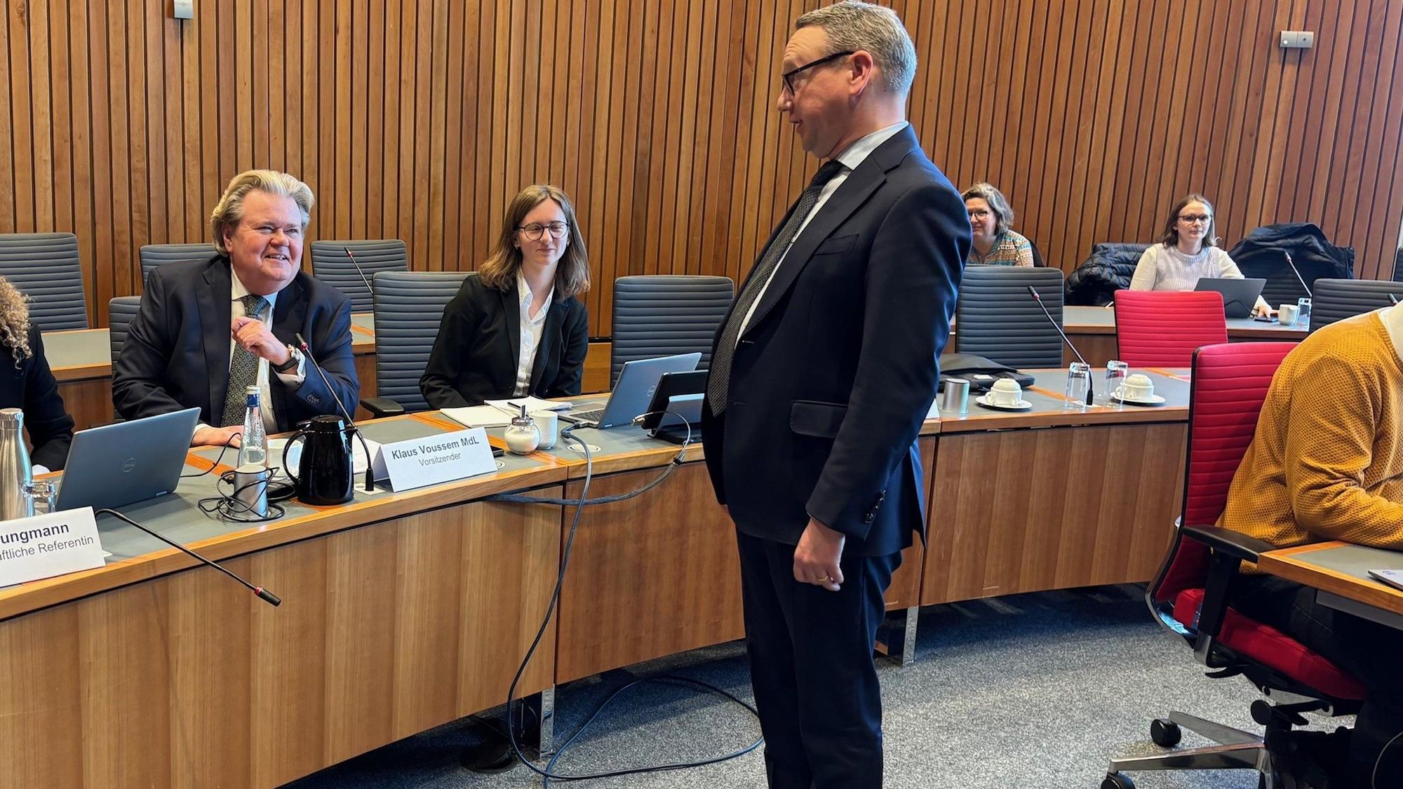 NRW-Justizminister Benjamin Limbach (Grüne) mit dem Ausschussvorsitzenden des PUA, Klaus Voussem (CDU, links).