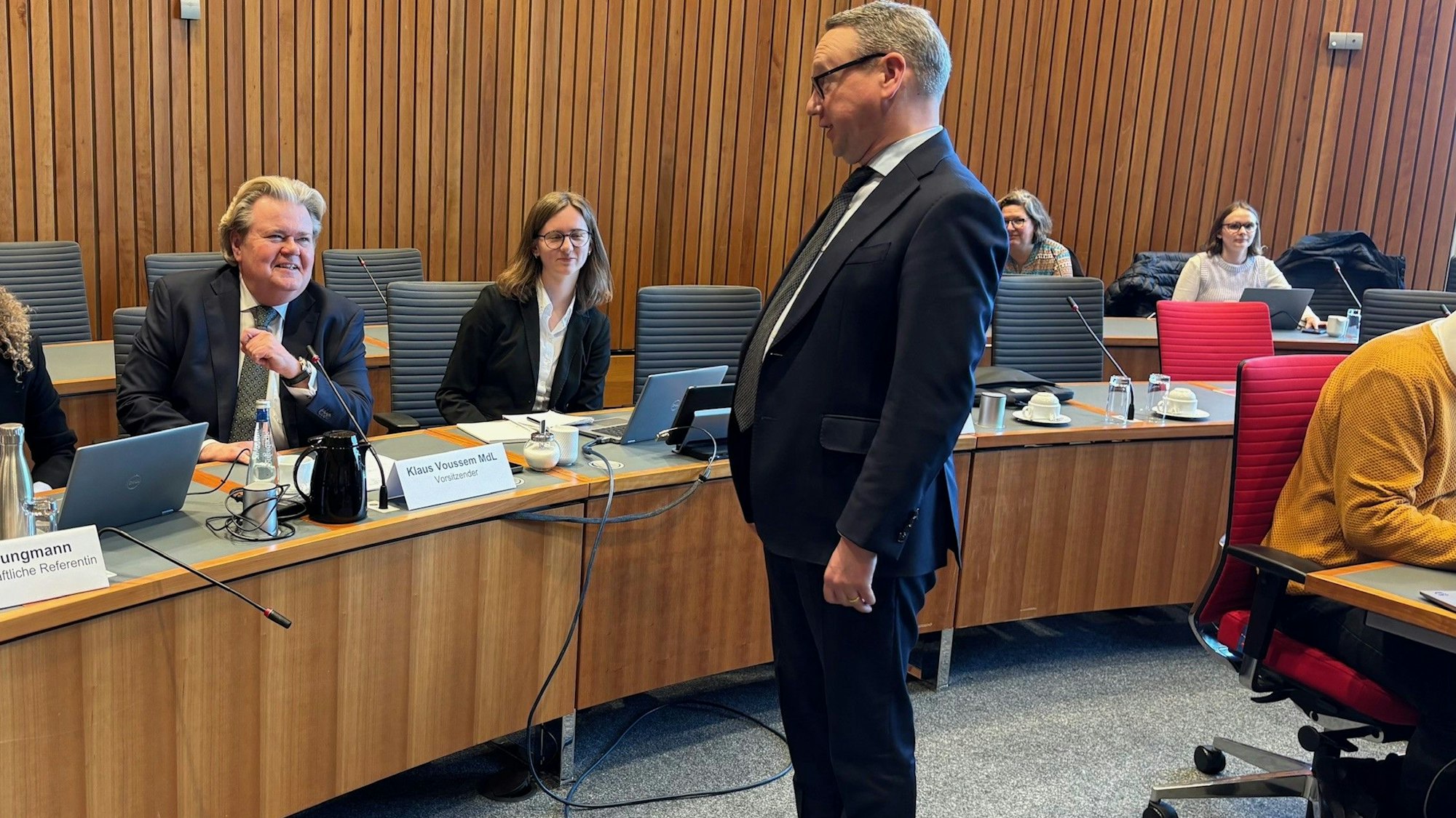 NRW-Justizminister Benjamin Limbach (Grüne) mit dem Ausschussvorsitzenden des PUA, Klaus Voussem (CDU, links).
