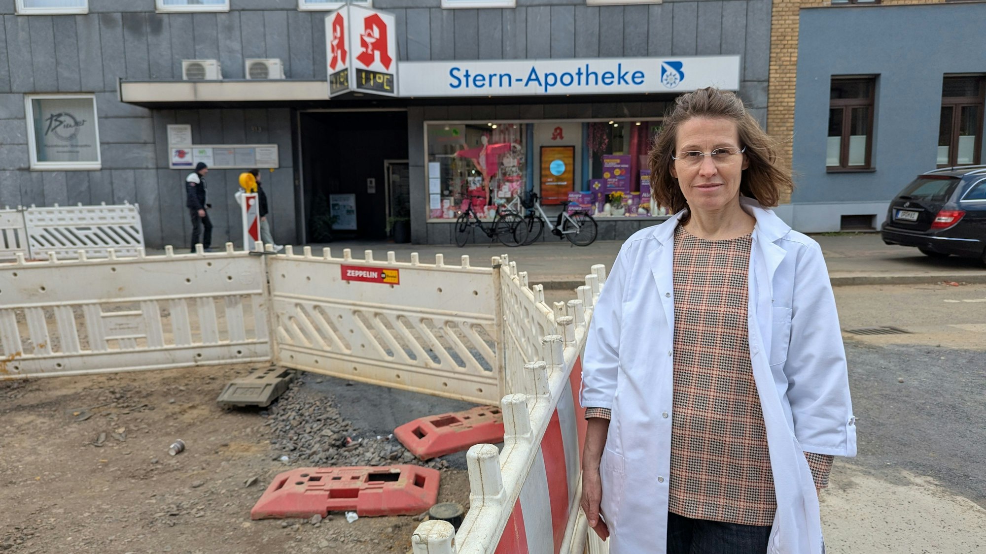 Das Foto zeigt die Apothekerin an der Baustelle vor der Apotheke.