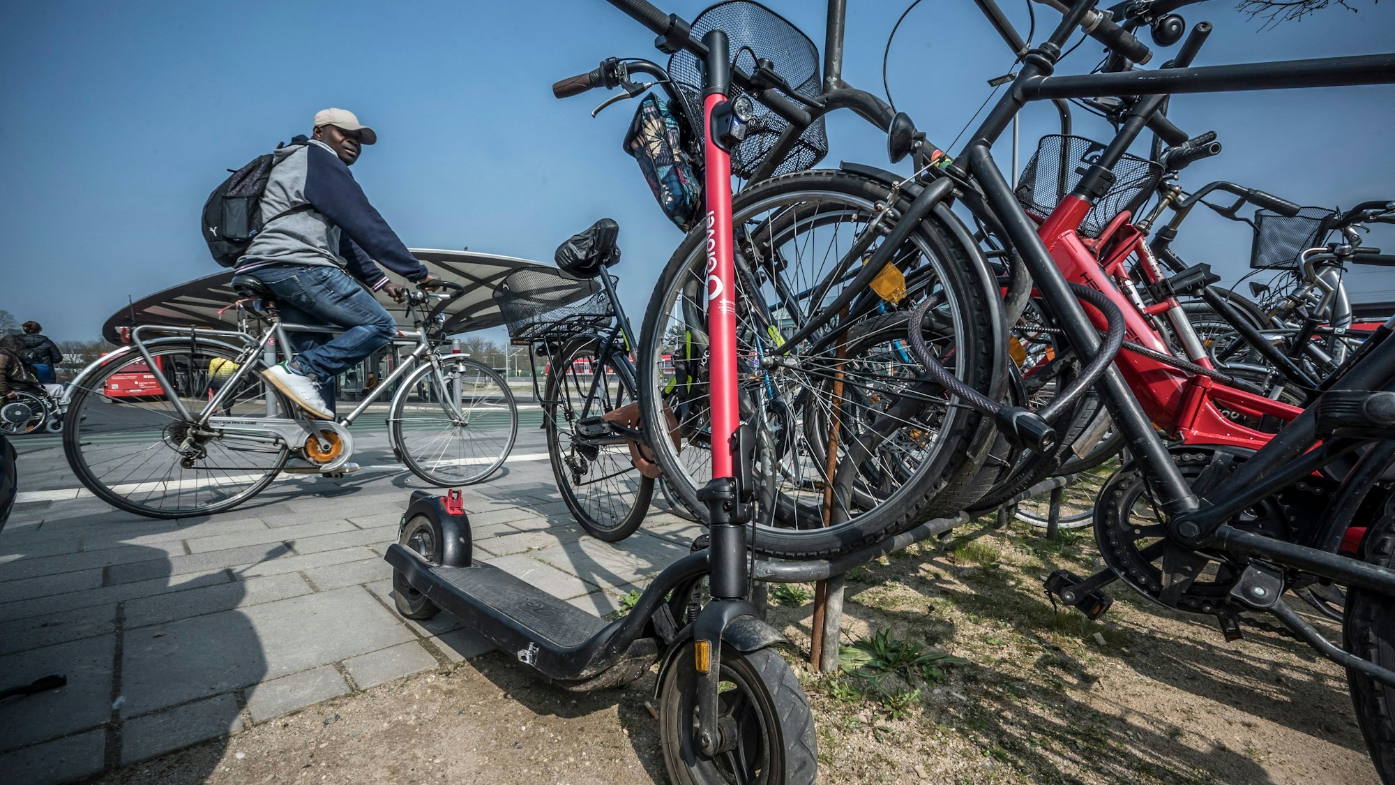 Wenn man einen seltenen Elektroroller in Leverkusen sieht, wie hier am Busbahnhof, ist es ein privates Gfährt, Verleiher gibt es in der Stadt noch nicht.