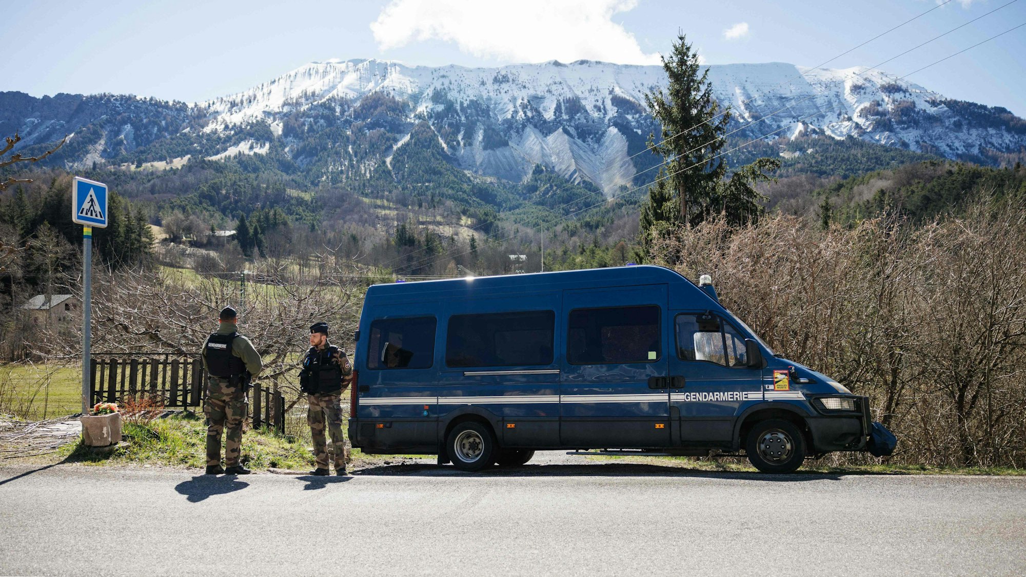 Französische Gendarmen sichern das kleine Dorf Le Haut-Vernet in den französischen Südalpen. Mehr als anderthalb Jahre nach dem Verschwinden des zweijährigen Émile in Frankreich sind die Großelten des Kindes ins Visier der Ermittler gerückt.