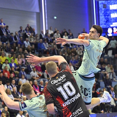 Miro Schluroff im Sprungwurf.