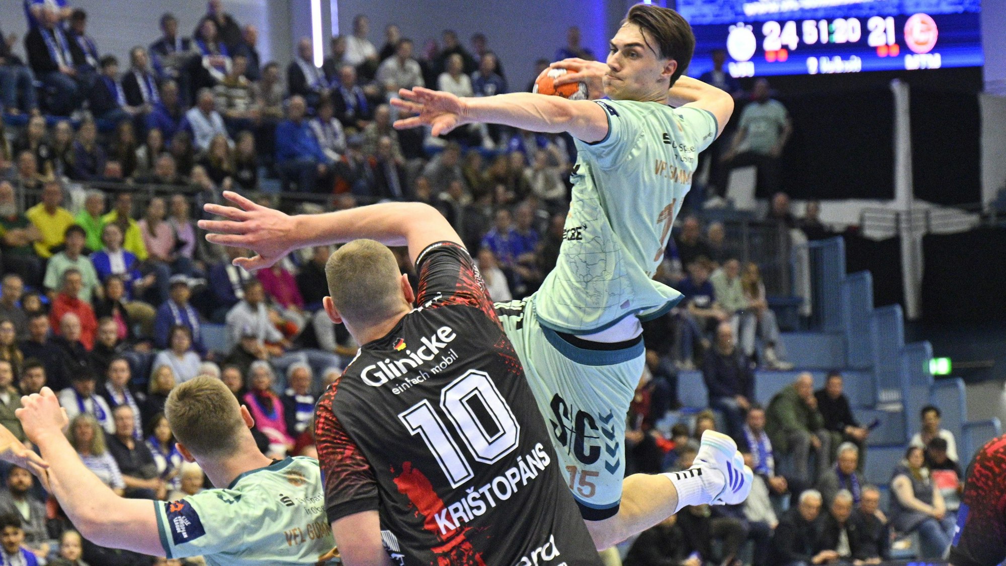 Miro Schluroff im Sprungwurf.