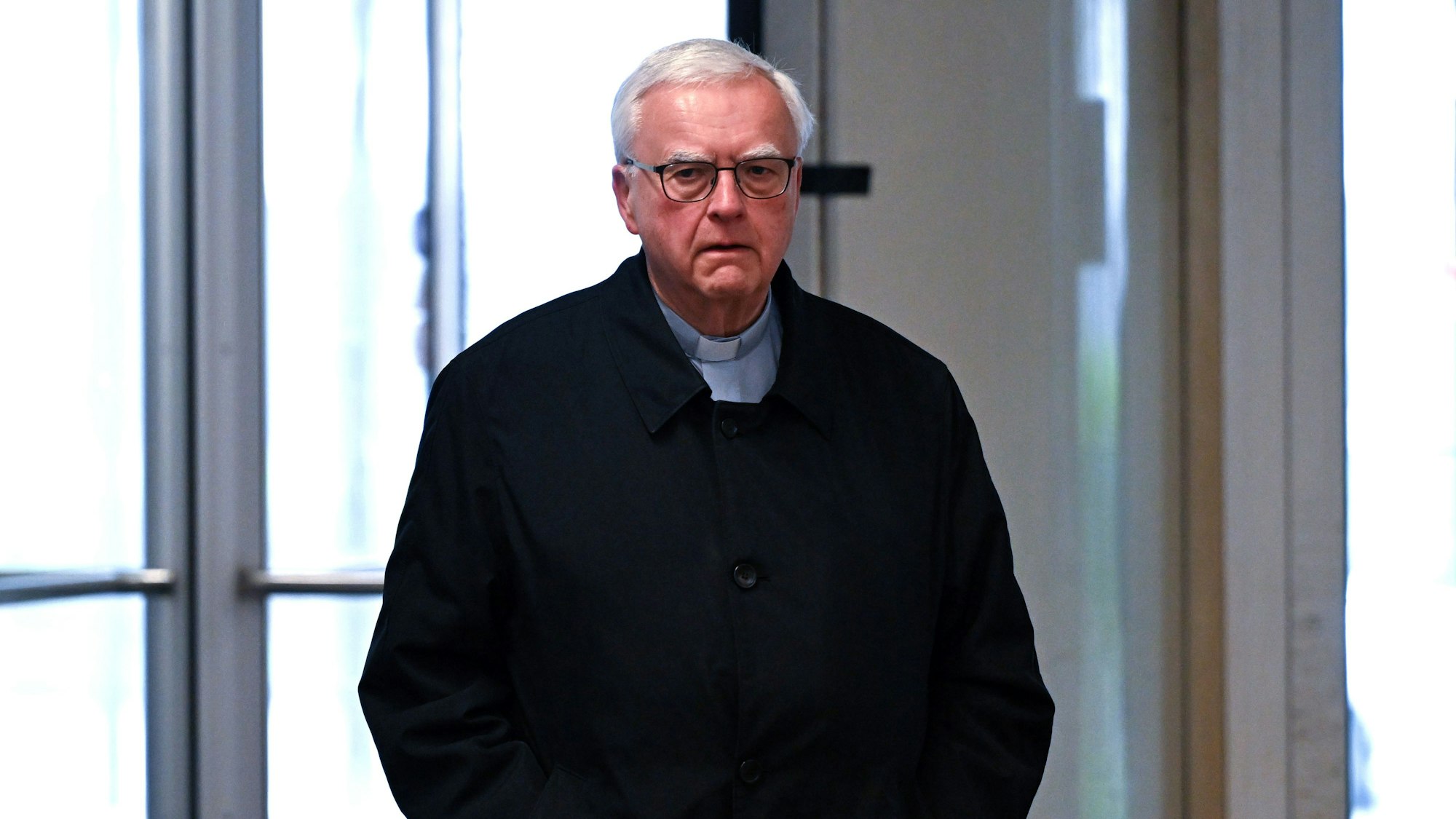 25.03.2025, Nordrhein-Westfalen, Köln: Berlins Erzbischof Heiner Koch kommt in das Landgericht. Koch ist in einem Fall als Zeuge geladen, in dem es um die frühere Pflegetochter eines Priesters geht, die von diesem schwer missbraucht worden war. (zu dpa: «Berliner Erzbischof sagt als Zeuge vor Gericht aus») Foto: Federico Gambarini/dpa +++ dpa-Bildfunk +++