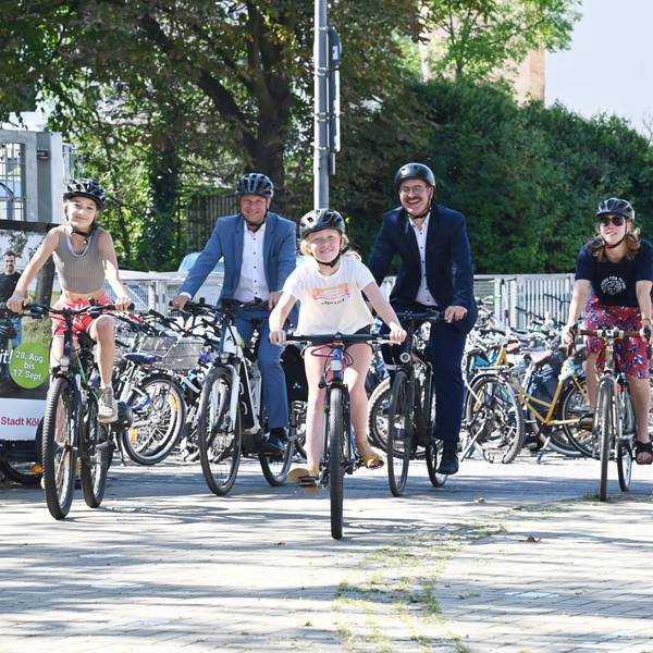 Schülerinnen und Organisatoren fahren zum Auftakt zum Stadtradeln 2024 Fahrrad.