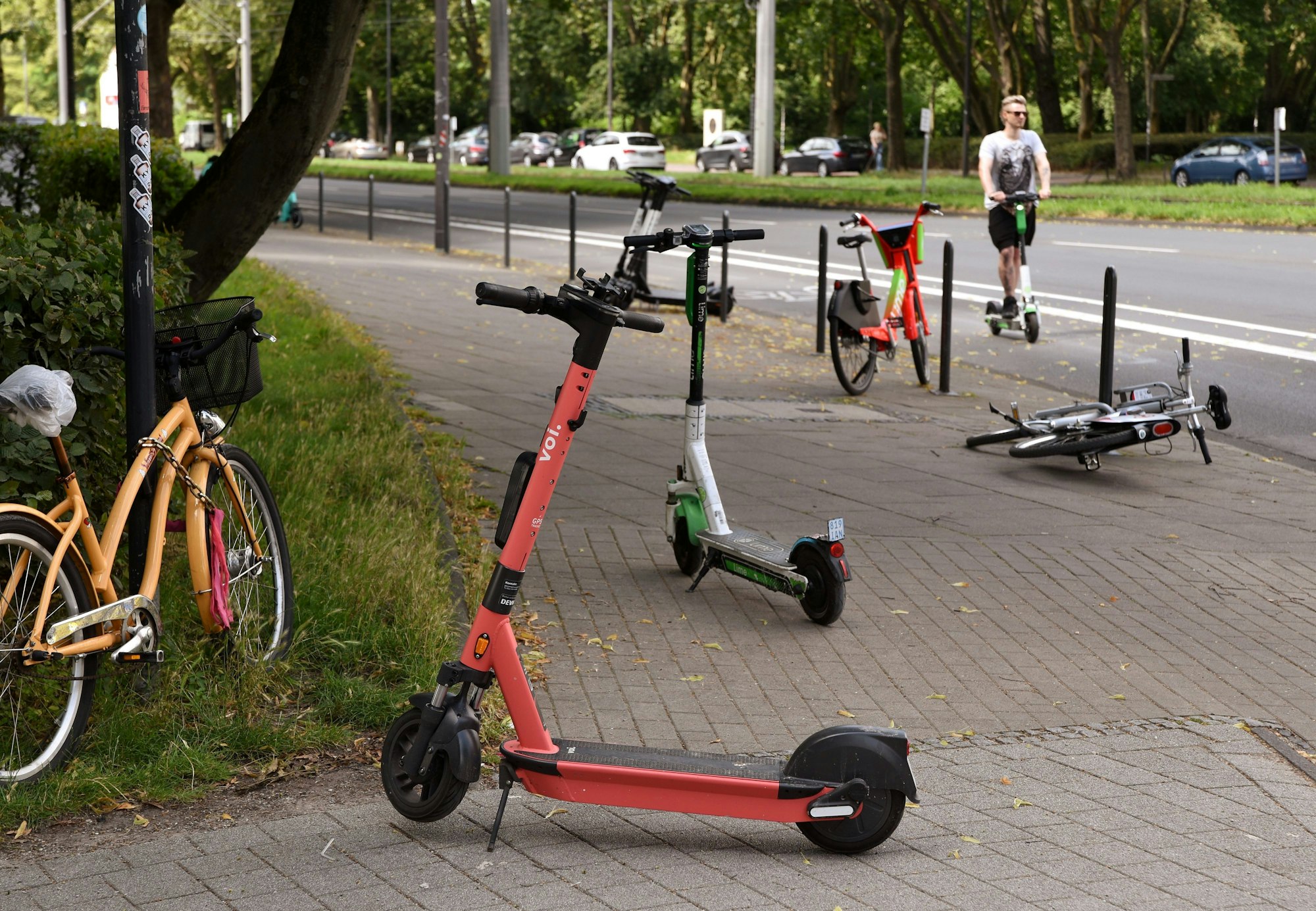 Das soll es in Leverkusen nicht geben: E-Roller versperren Wege. Diese hier stehen auf einem Gehweg auf der Aachener Straße in Köln. (Archivfoto)
