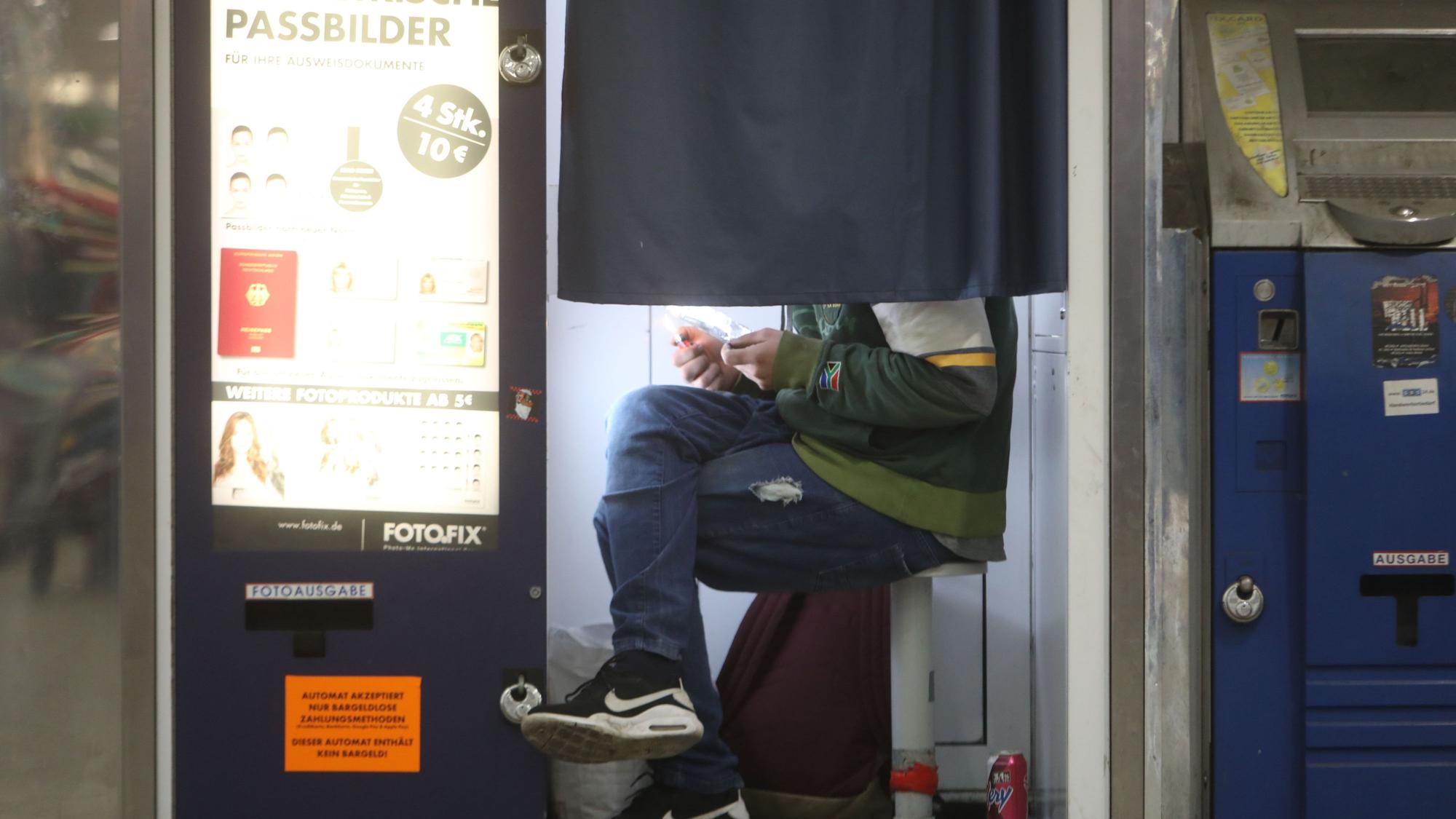 Die Drogenszene am Neumarkt. Ein Mann raucht Crack in einem Photoautomaten in der Hugo-Passagen.
