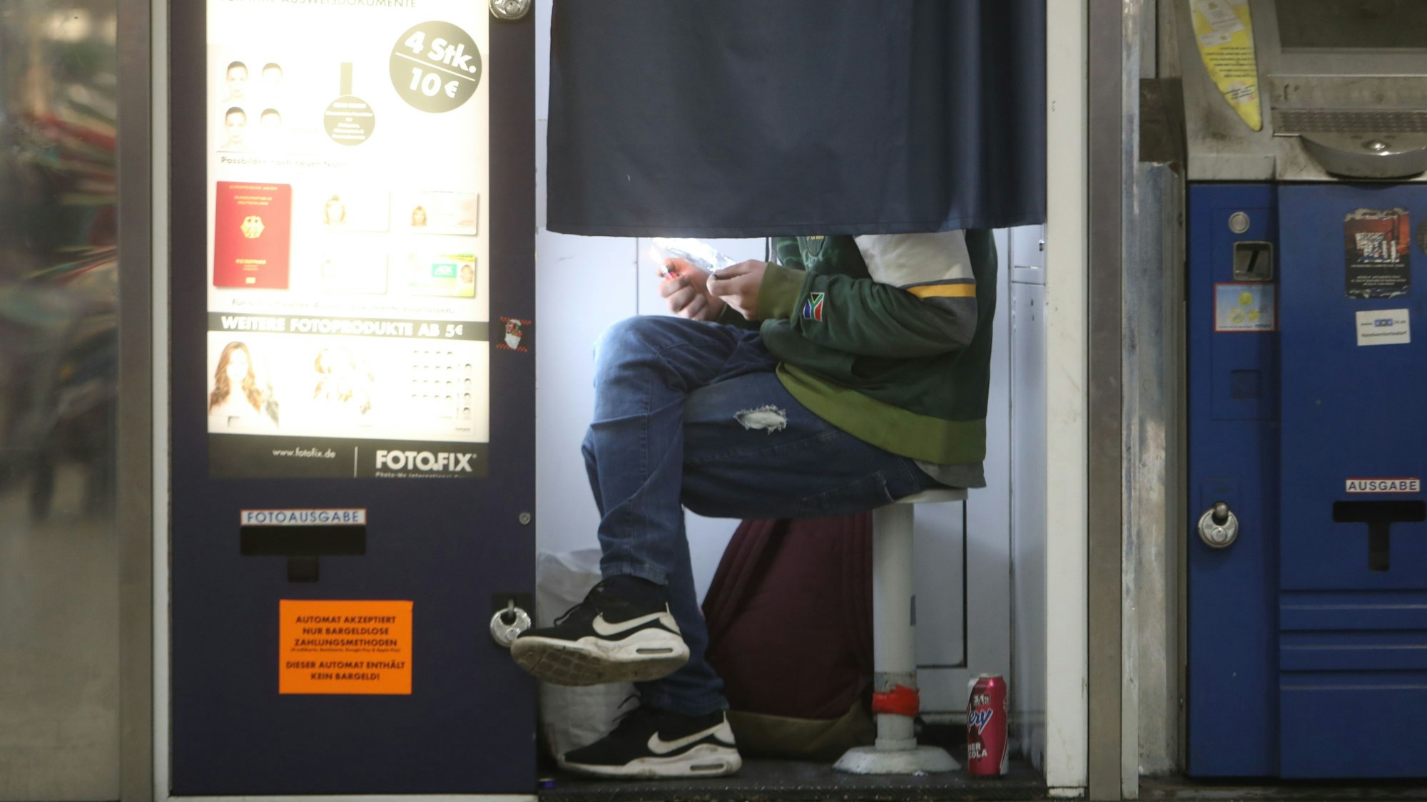 Ein Mann raucht Crack in einem Fotoautomaten in der Hugo-Passage.