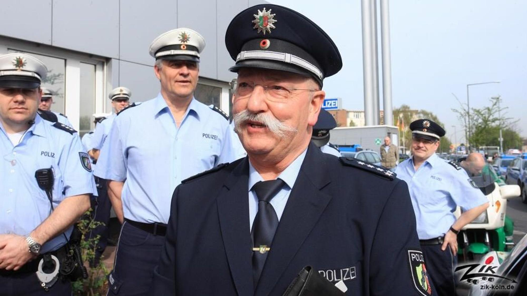 Ein Mann in Polizeiuniform