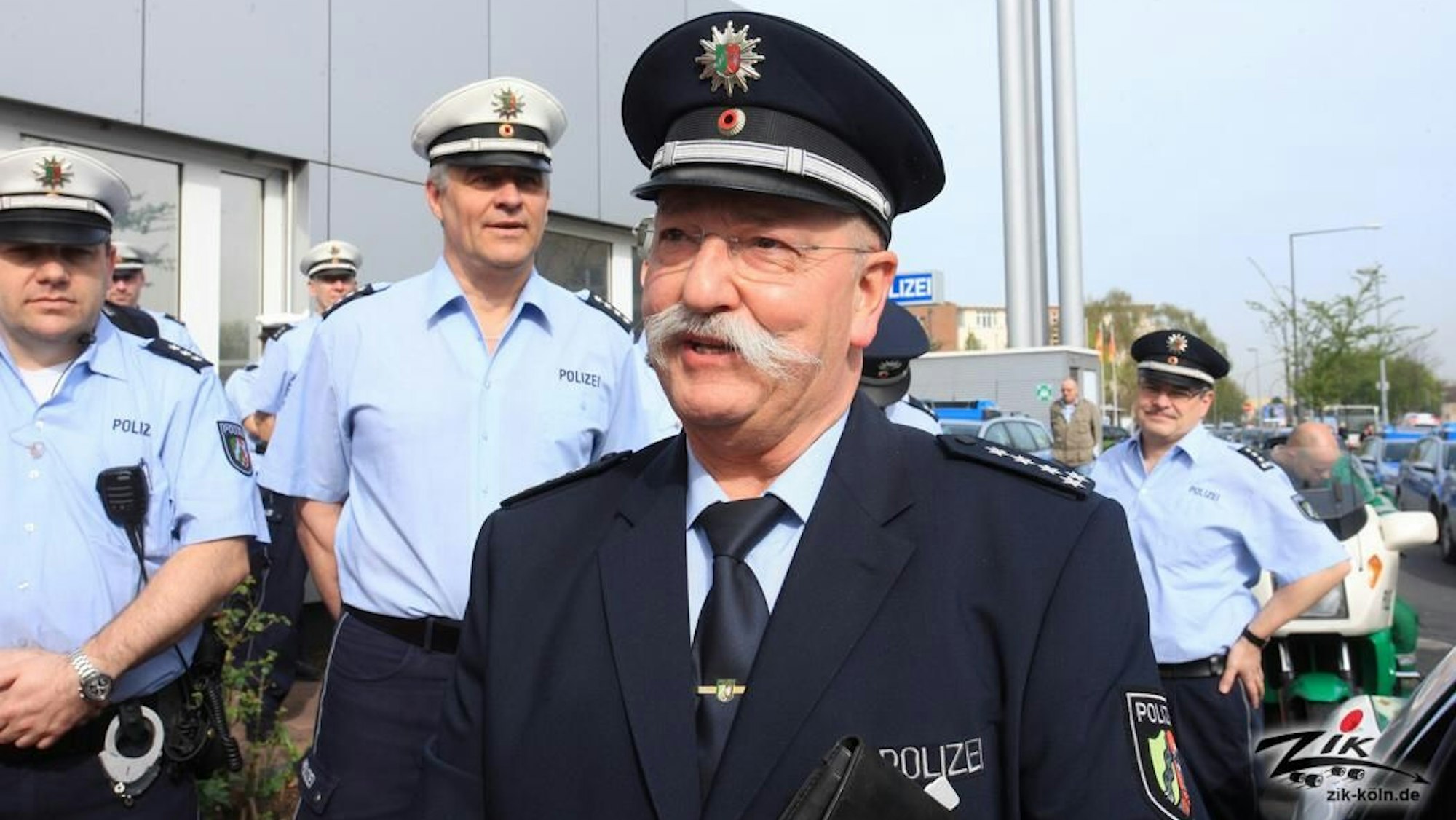 Ein Mann in Polizeiuniform