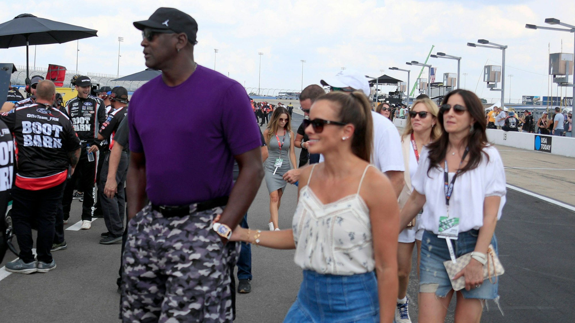 Michael Jordan besucht mit Yvette Prieto die Boxengasse bei einem NASCAR-Rennen.