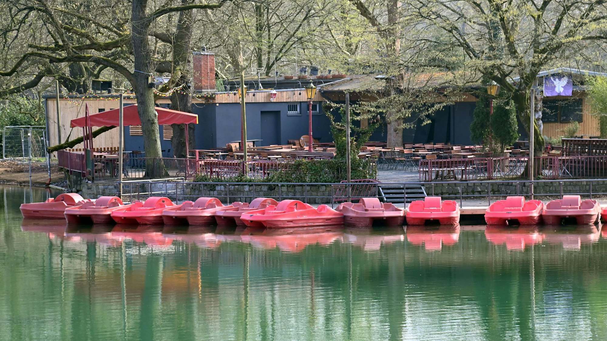 25.03.2025 Köln. Der Weiher im Volksgartenweiher ist wieder mit Wasser befüllt. Der von den Stadtentwässerungsbetrieben SteB gepflegte Weiher wurde lange Zeit umgestaltet. Ohne Termin. Foto: Alexander Schwaiger
