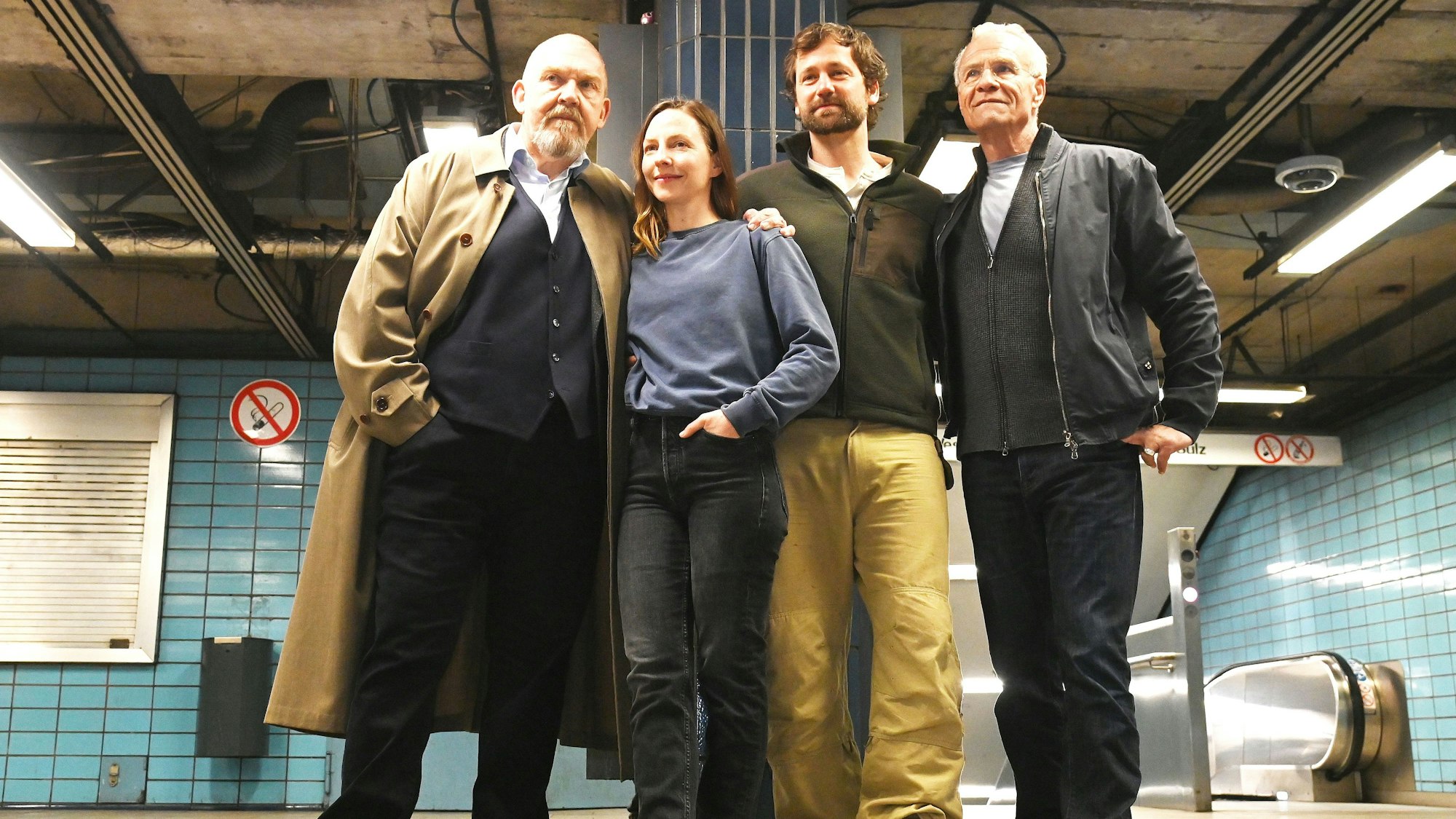 Das Bild zeigt Dietmar Bär, Katharina Schüttler, Florian Stetter und Klaus Behrendt in der U-Bahn-Station „Kalk-Post“.