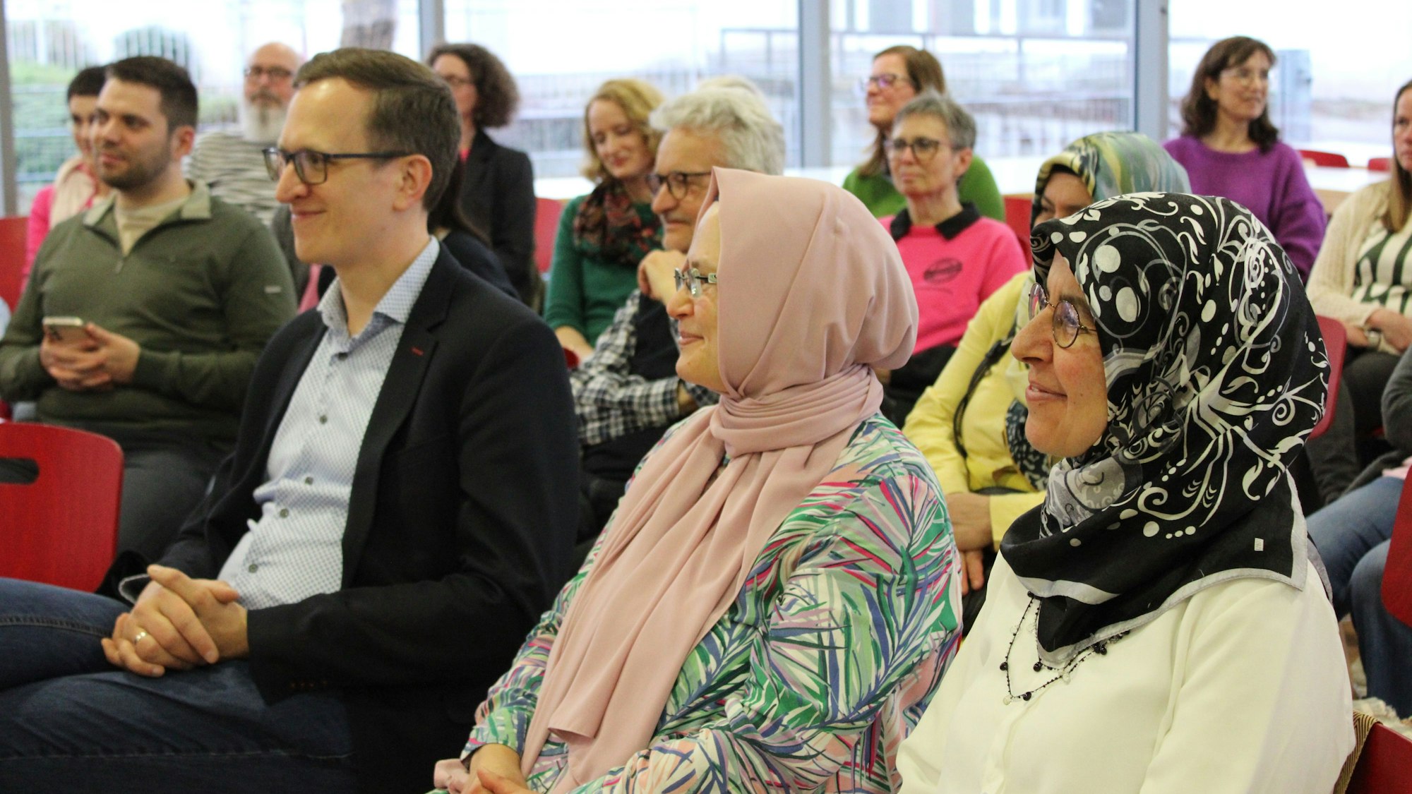 Güzün Cam und Yeşim Özenmiş vom Siegburger Verein KuBiFo haben das Essen für das Fastenbrechen vorbereitet. Auch KSI-Leiter André Schröder kam zur Lesung.