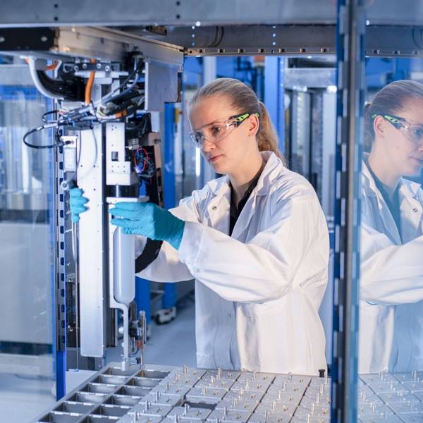Mit Künstlicher Intelligenz sollen im neuen Kunststofflabor von Covestro jährlich Zehntausende Tests möglich sein.