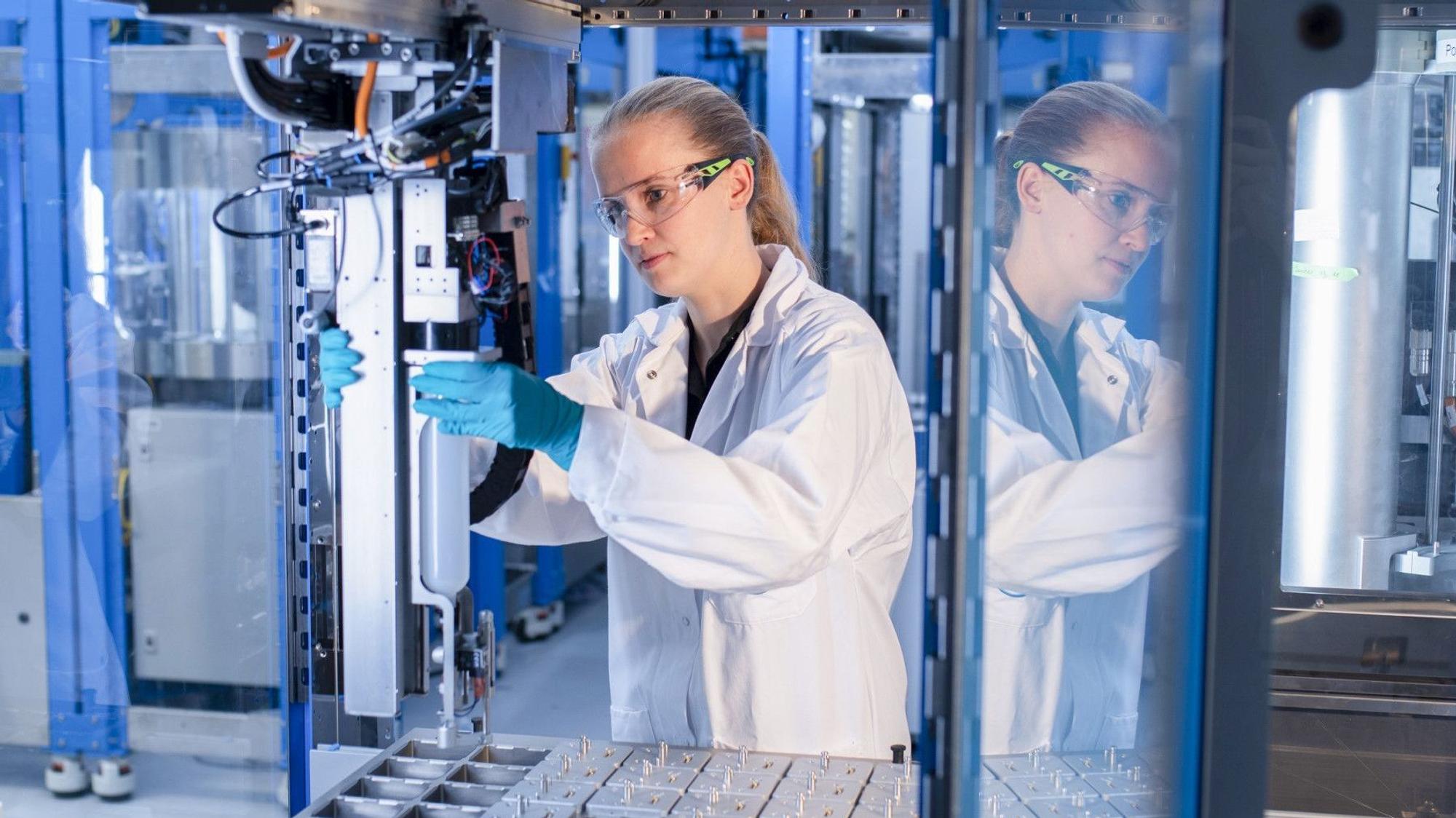 Mit Künstlicher Intelligenz sollen im neuen Kunststofflabor von Covestro jährlich Zehntausende Tests möglich sein.