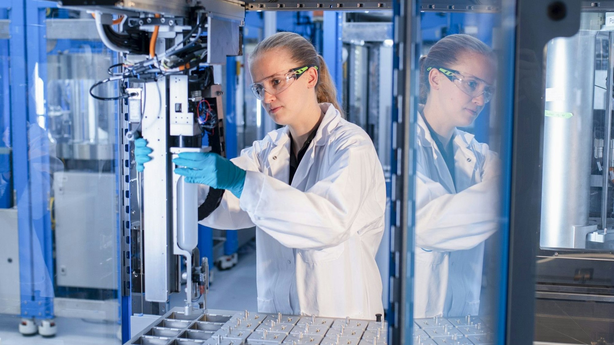 Mit Künstlicher Intelligenz sollen im neuen Kunststofflabor von Covestro jährlich Zehntausende Tests möglich sein.