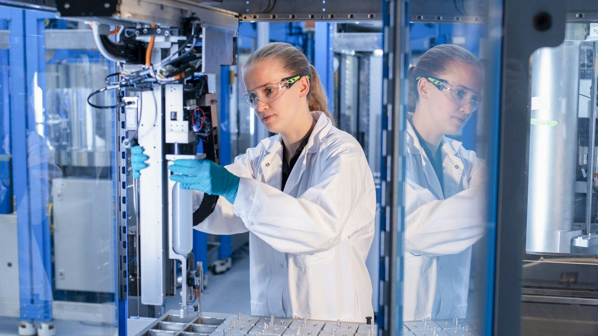 Mit Künstlicher Intelligenz sollen in neuen Kunststofflaboren von Covestro jährlich Zehntausende Tests möglich sein.