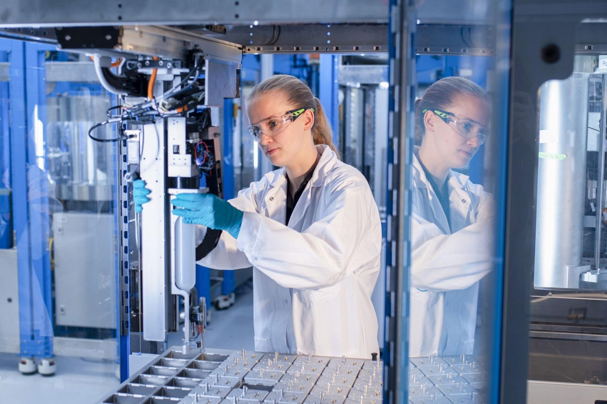 Mit Künstlicher Intelligenz sollen im neuen Kunststofflabor von Covestro jährlich Zehntausende Tests möglich sein.