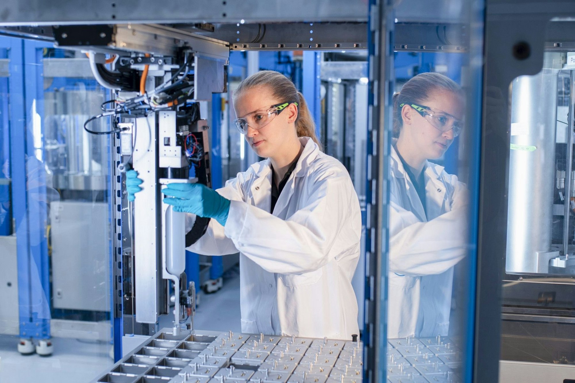 Mit Künstlicher Intelligenz sollen im neuen Kunststofflabor von Covestro jährlich Zehntausende Tests möglich sein.