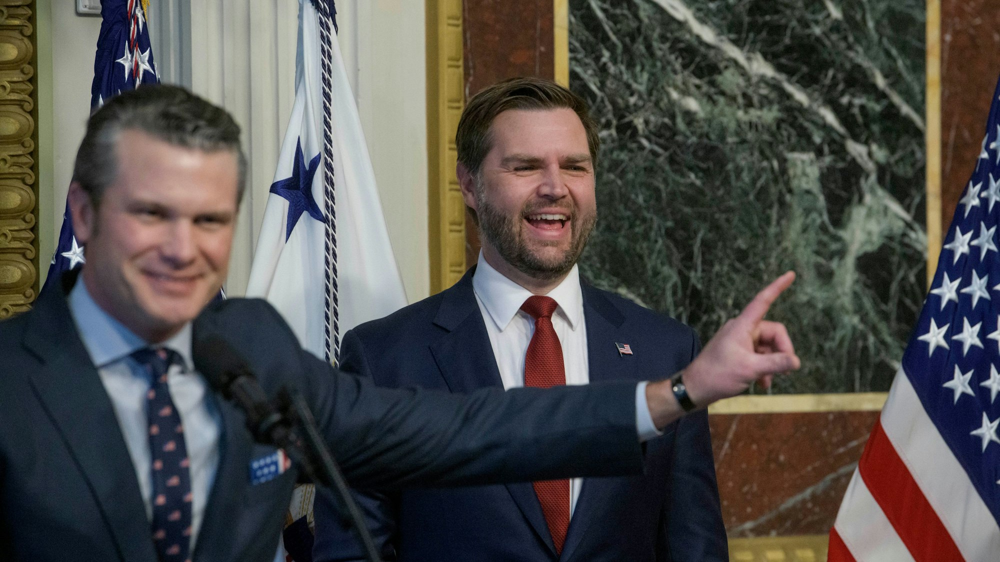 25.01.2025, USA, Washington: Pete Hegseth spricht nach seiner Vereidigung als Verteidigungsminister durch Vizepräsident JD Vance im Indian Treaty Room des Eisenhower Executive Office Building auf dem Campus des Weißen Hauses. Foto: Rod Lamkey/FR172078/AP/dpa +++ dpa-Bildfunk +++