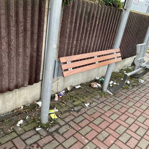 Auf dem Foto ist ein verschmutzter Bahnsteig zu sehen.